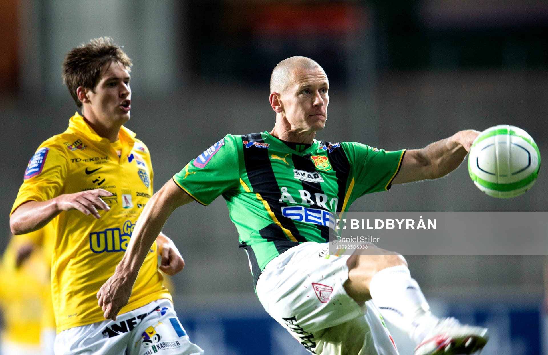 GAIS Andreas Augustsson slår iväg bollen framför