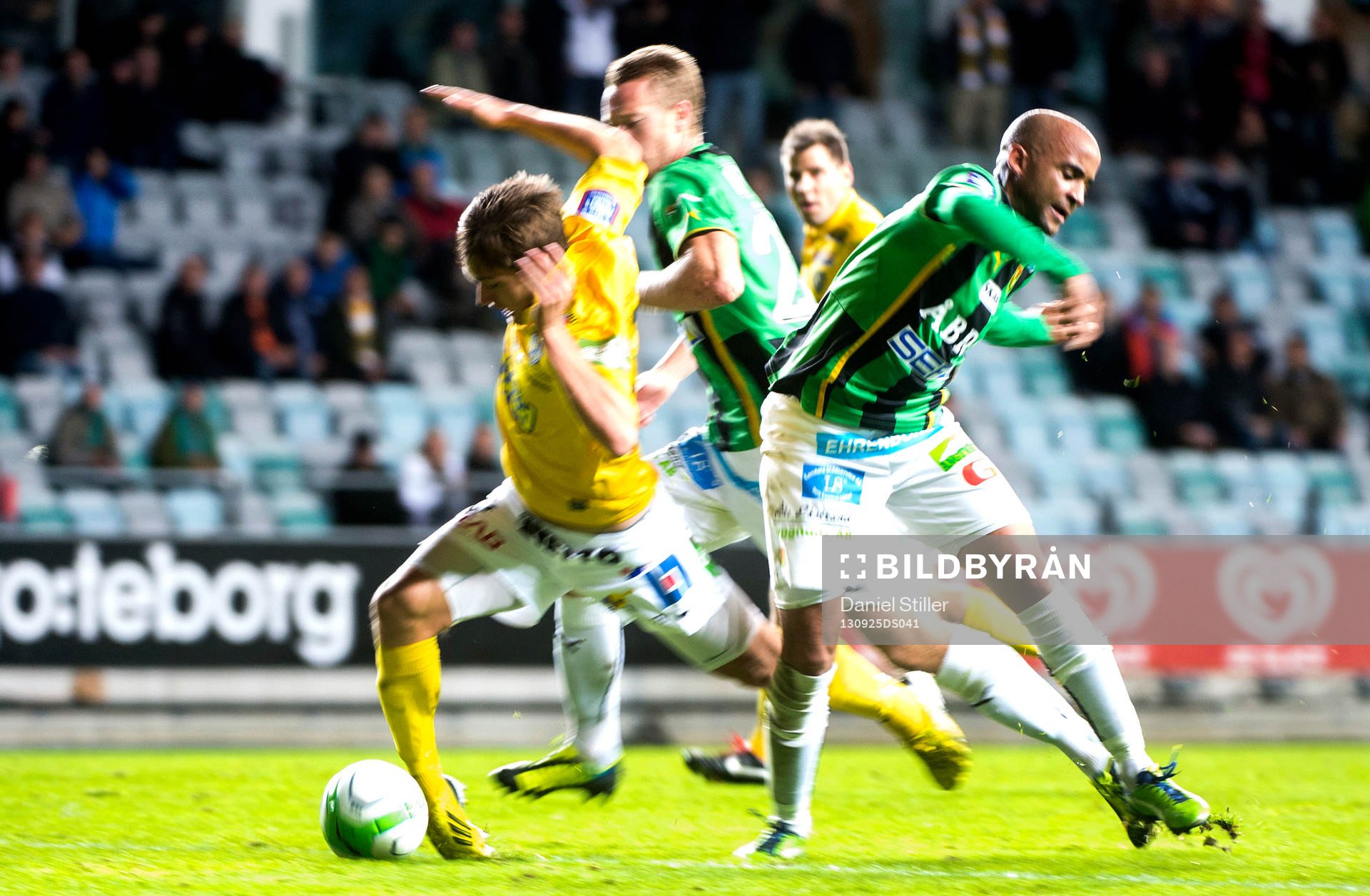 Falkenbergs Victor Sköld går förbi GAIS Jimmy Tamandi