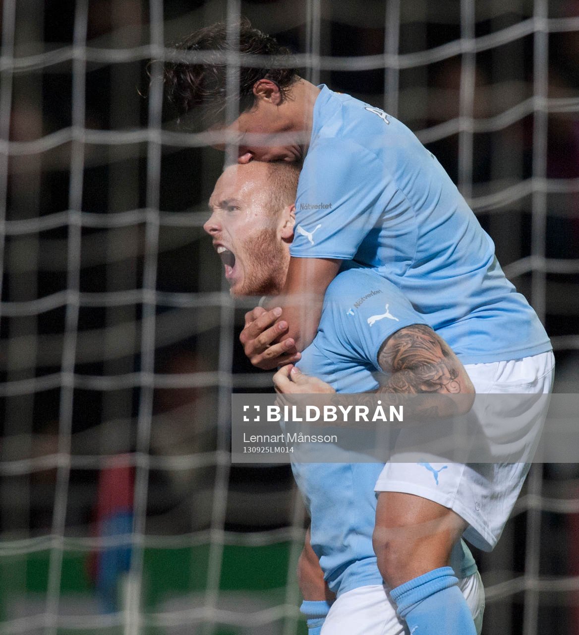 Fotboll, allsvenskan, Helsingborg - Malmö: Segerjubel, Magnus Eriksson grattas med en puss  av Miiko Albornoz, Malmö