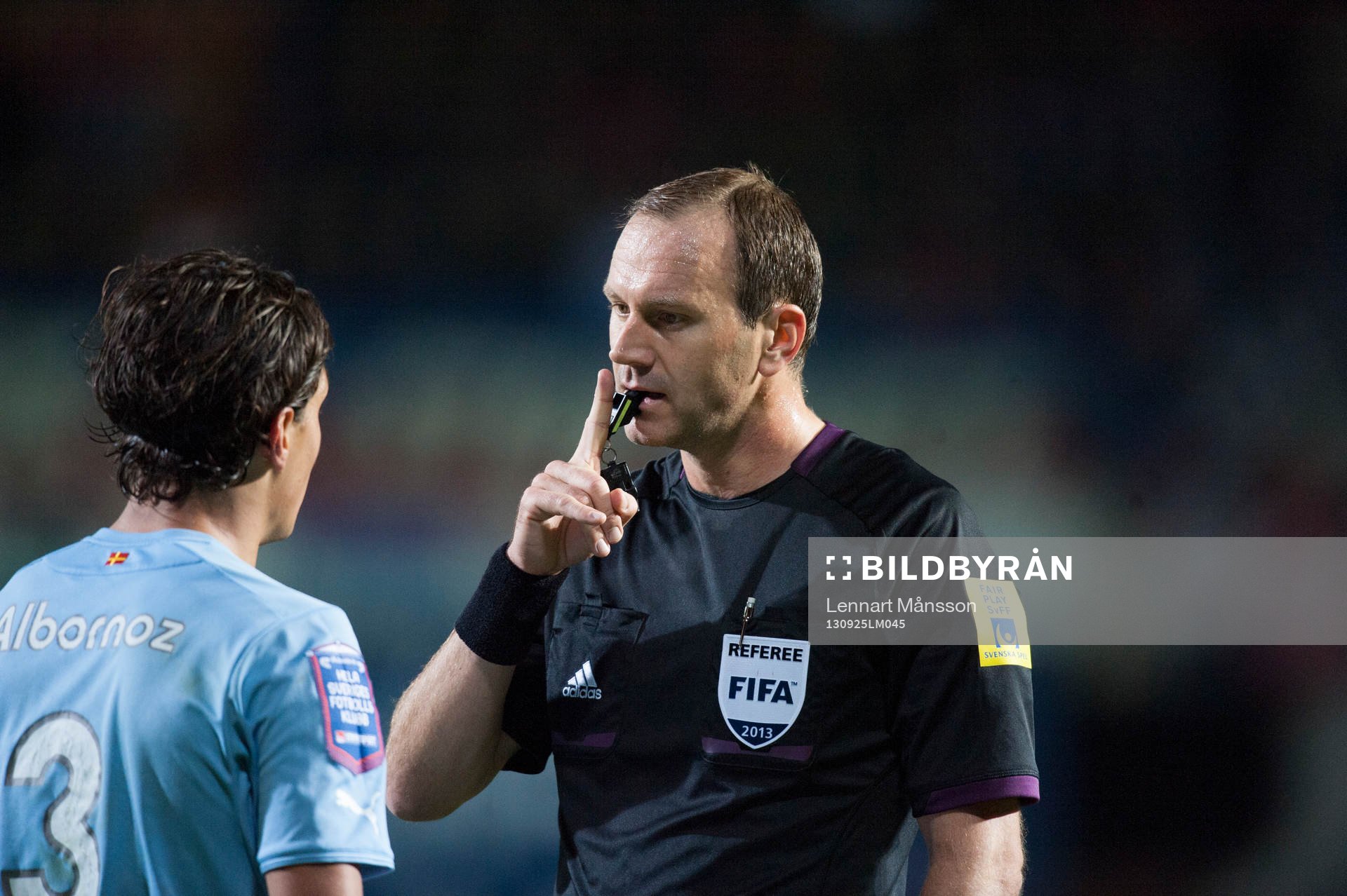 Stökigt och domaren Jonas Eriksson går mellan Miiko