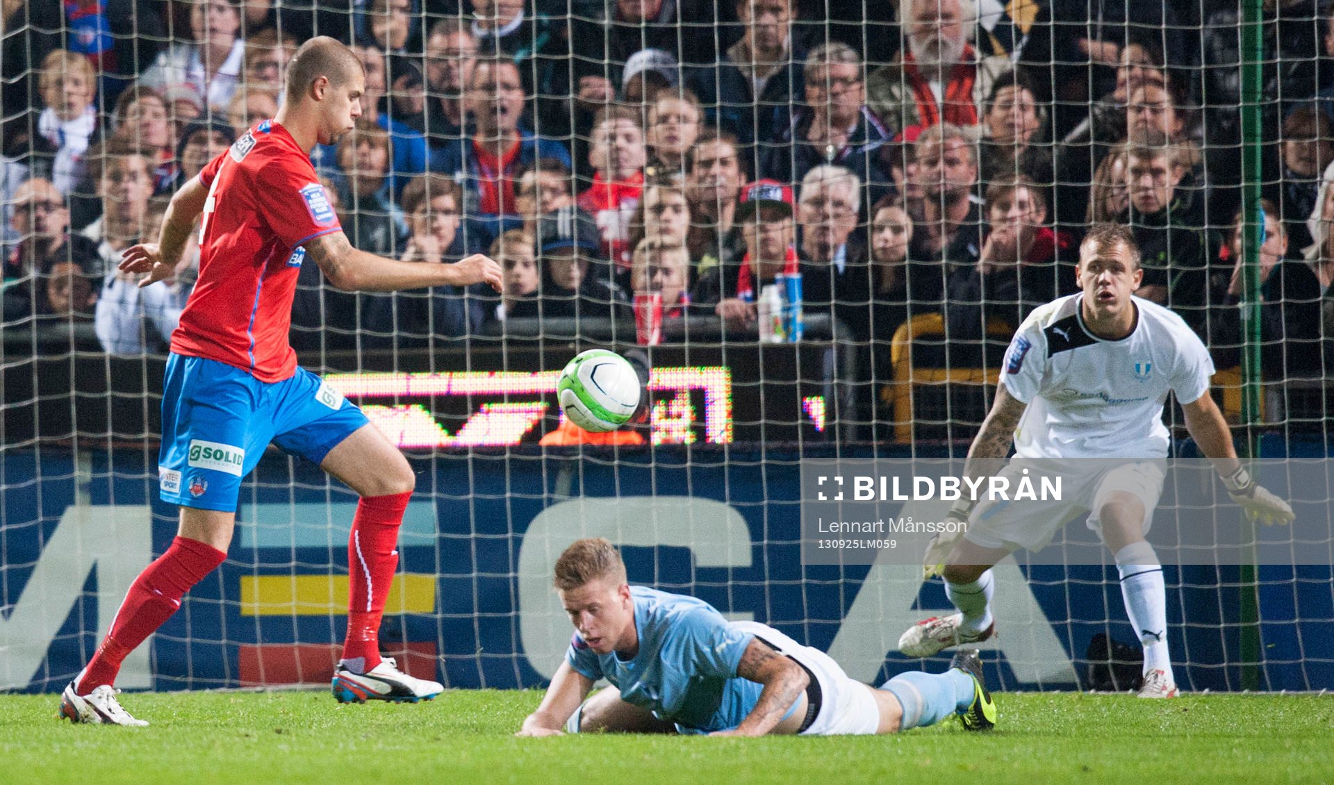 Robin Simovic, Helsingborg, har lurat ner Pontus Jansson,