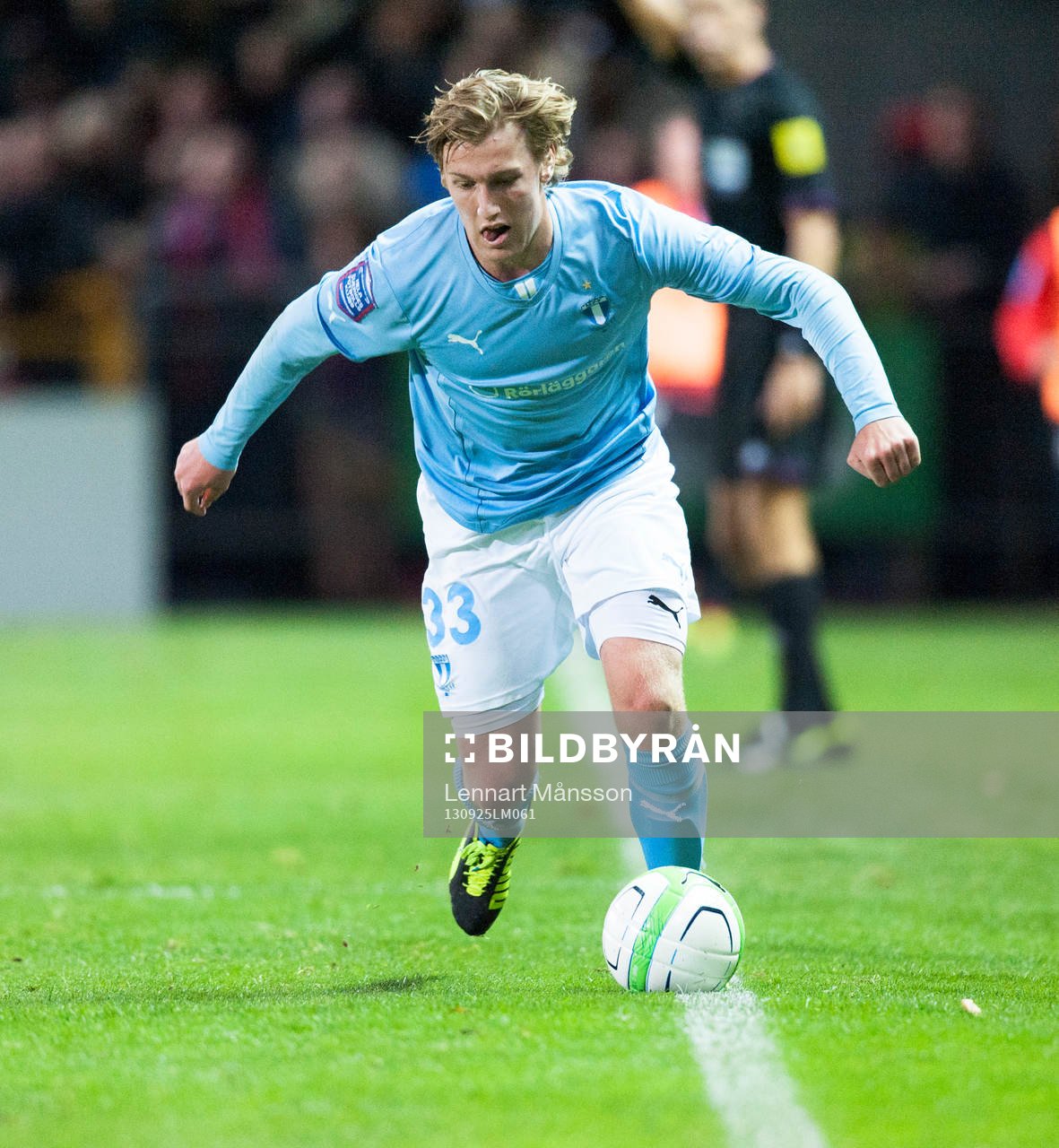 Emil Forsberg, Malmö FF, balanserar på sidlinjen