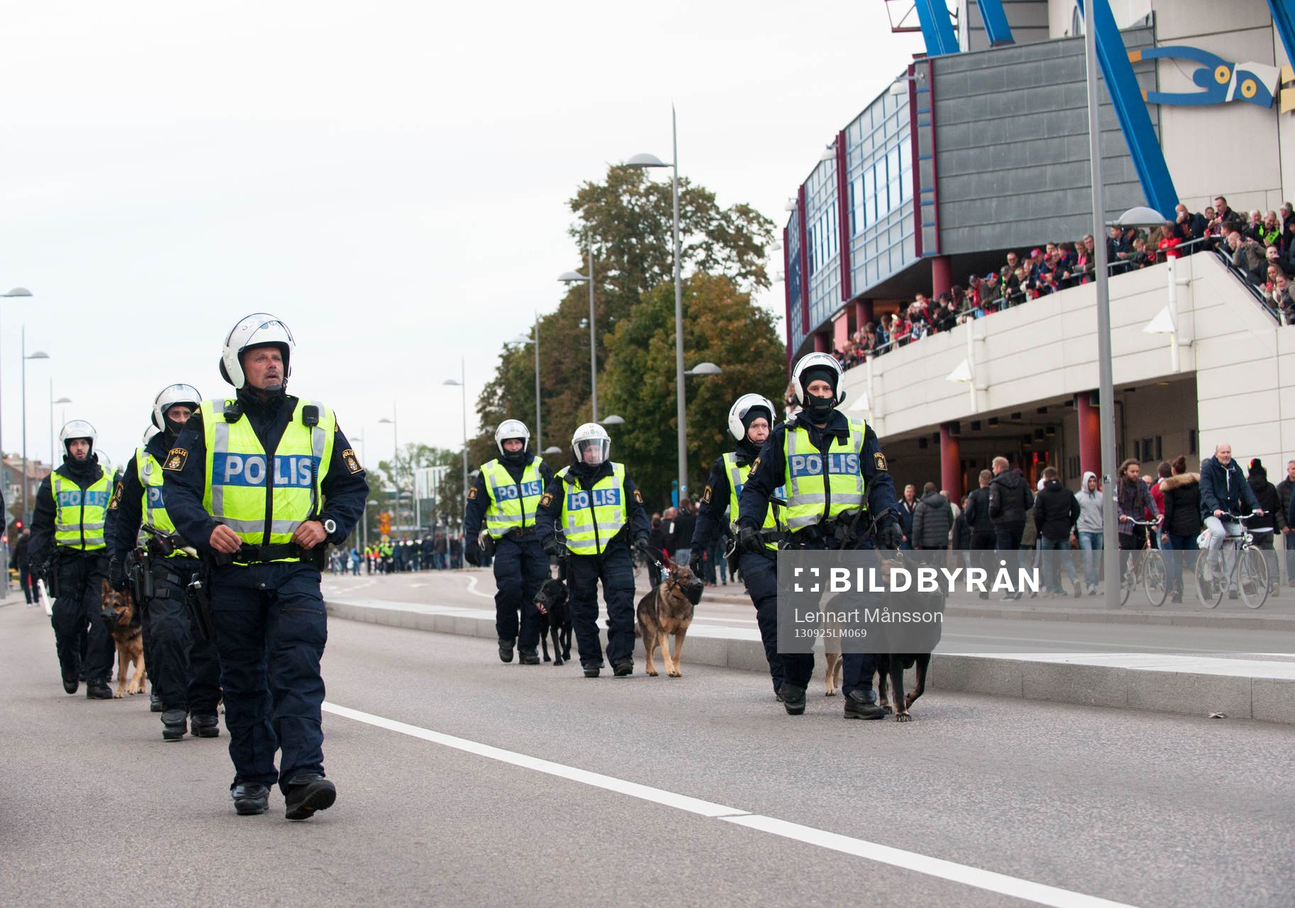 Stort polisuppbåd, poliser med polishundar utanför Olympia