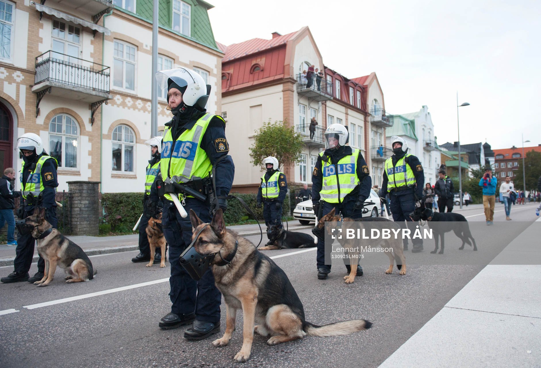 Stort polisuppbåd, poliser med polishundar utanför Olympia