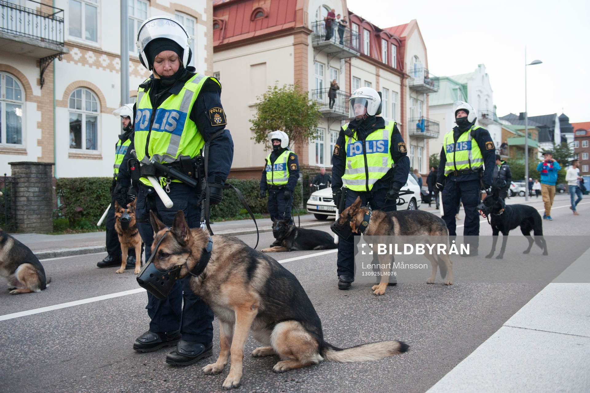 Stort polisuppbåd, poliser med polishundar utanför Olympia
