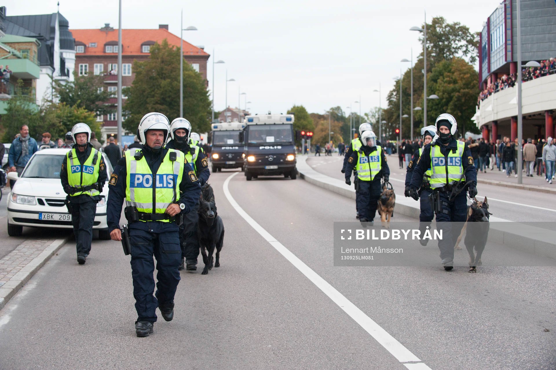 Stort polisuppbåd, poliser med polishundar utanför Olympia