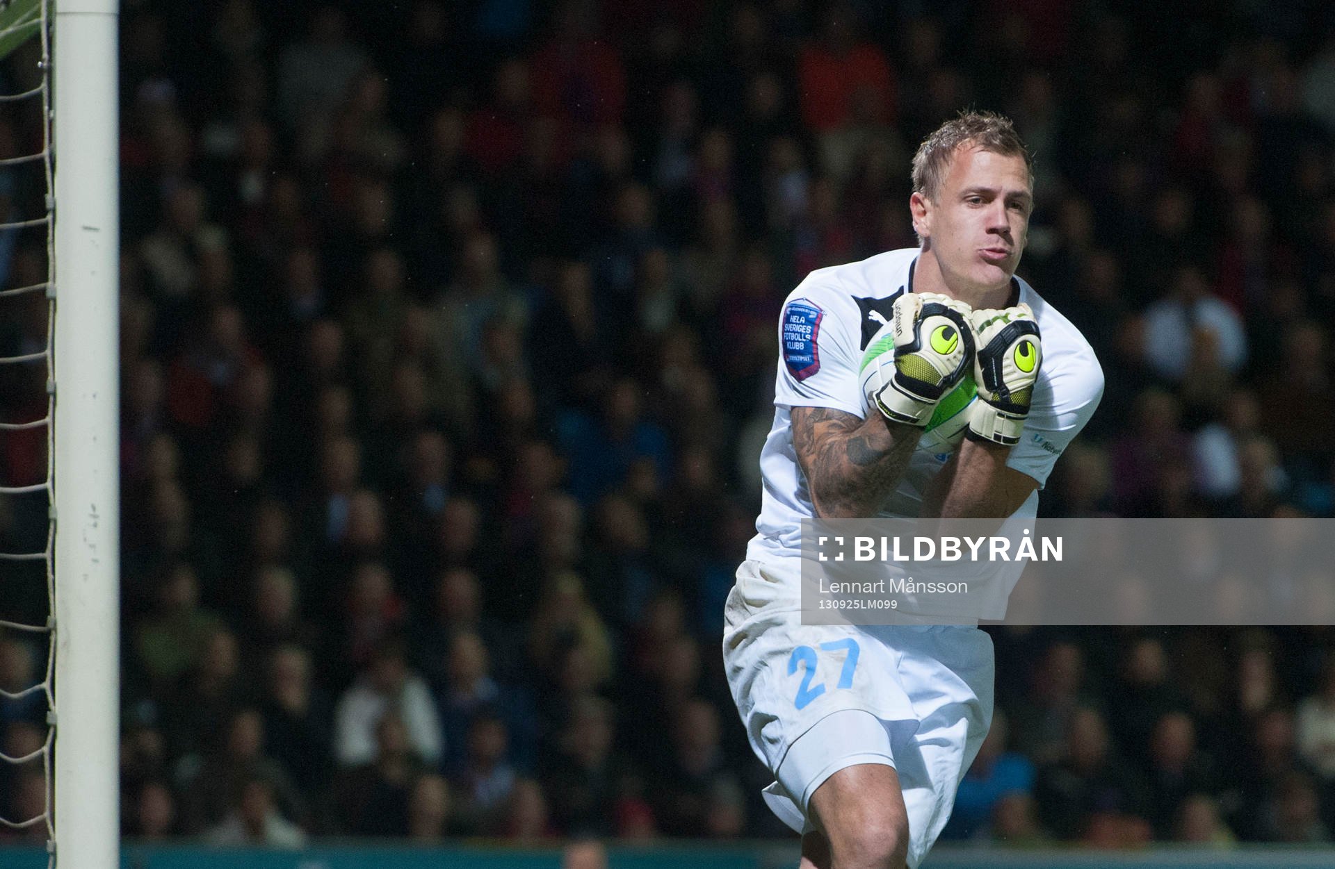 Johan Dahlin, målvakt, Malmö, bollen i säkert förvar i