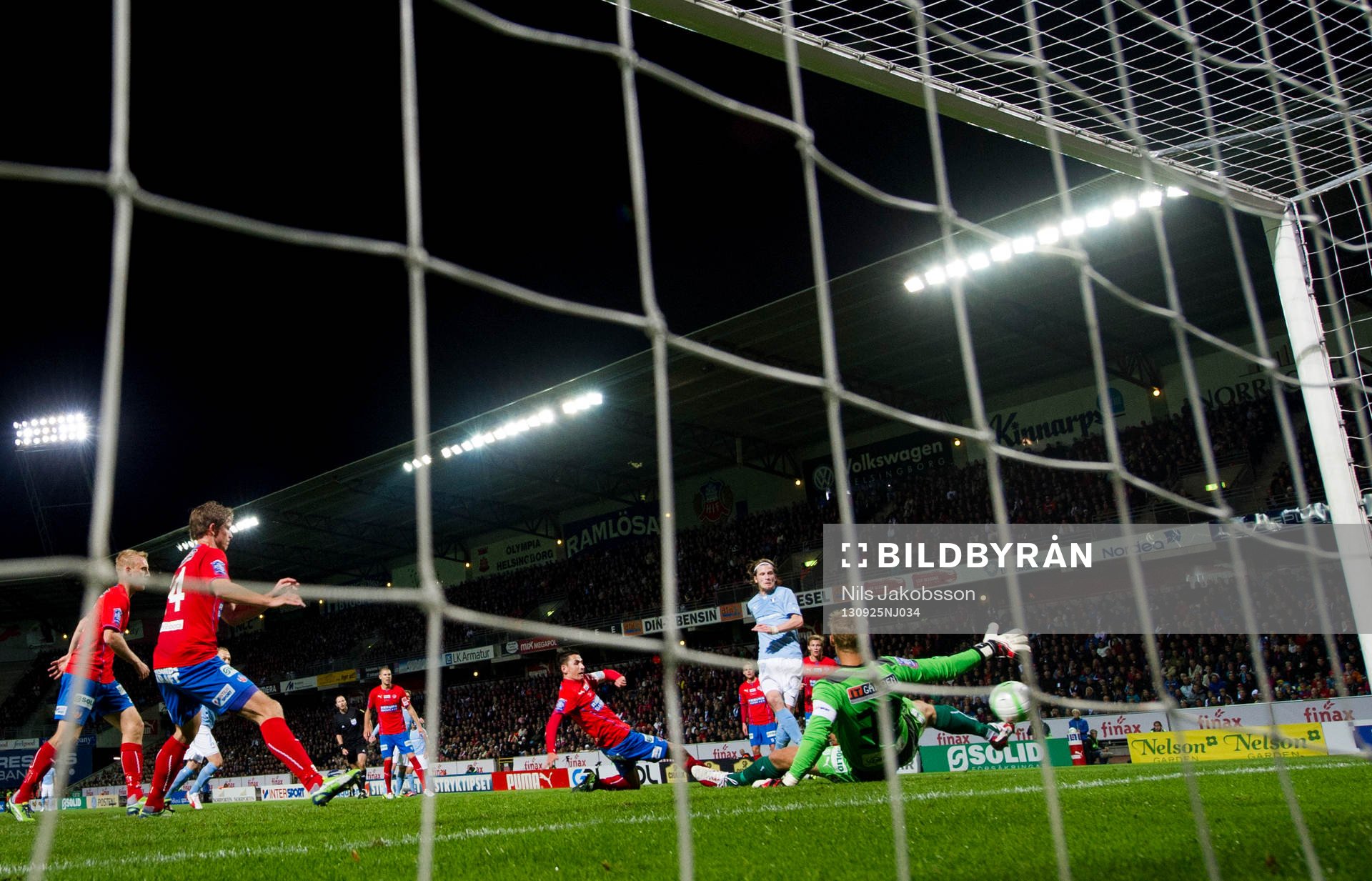 Malmös Erik Friberg gör 0-1 bakom Helsingborgs målvakt