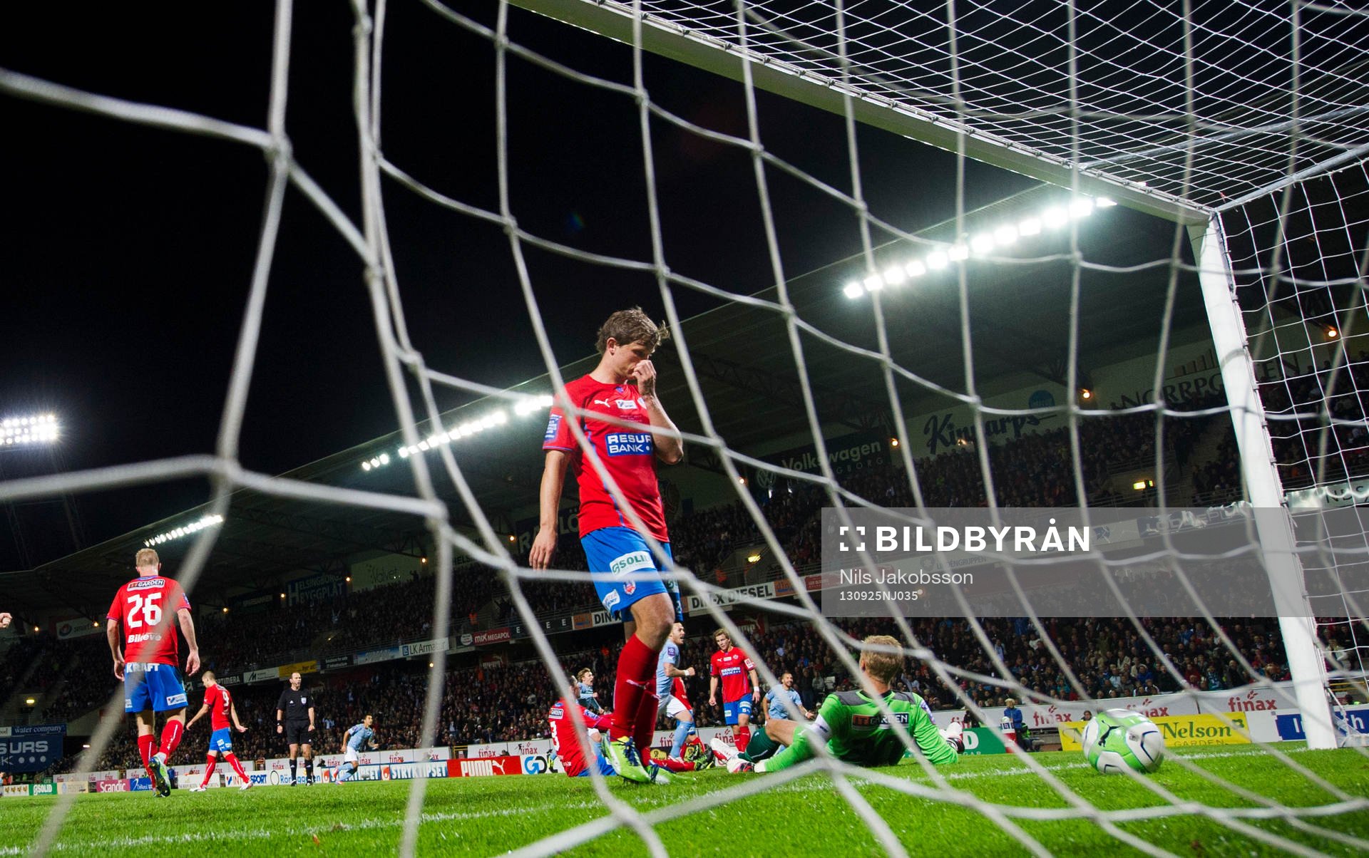 Malmös Erik Friberg gör 0-1 bakom Helsingborgs målvakt