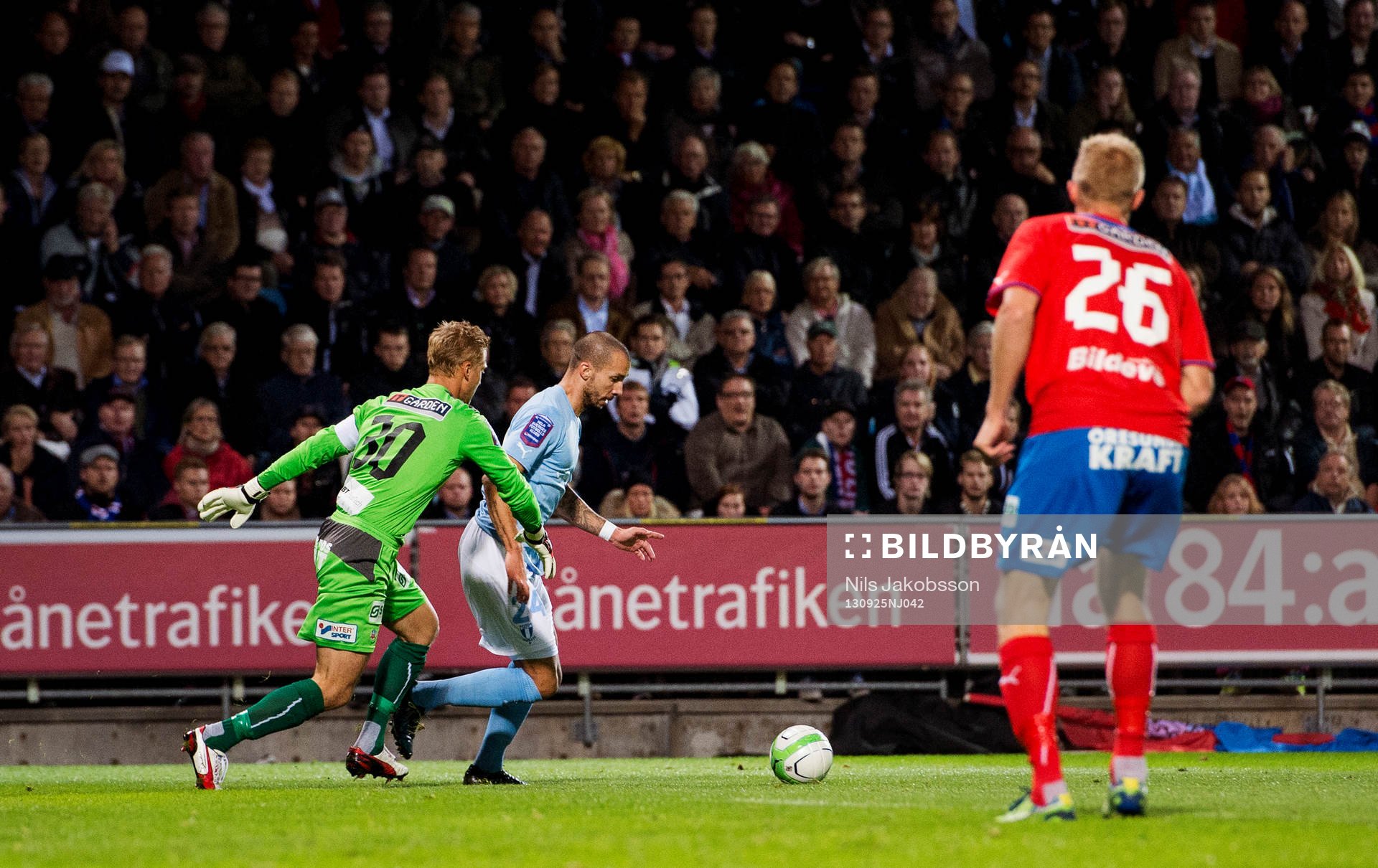 Helsingborgs målvakt Pär Hansson är långt ute
