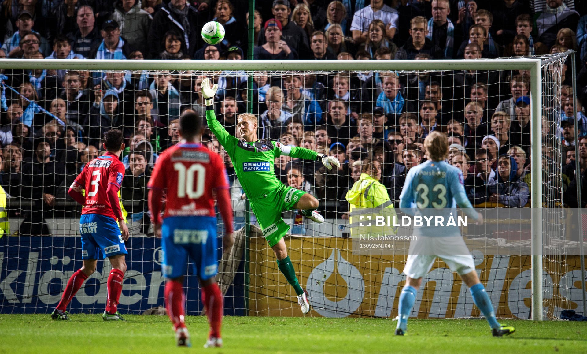 Helsingborgs målvakt Pär Hansson ser skottet från