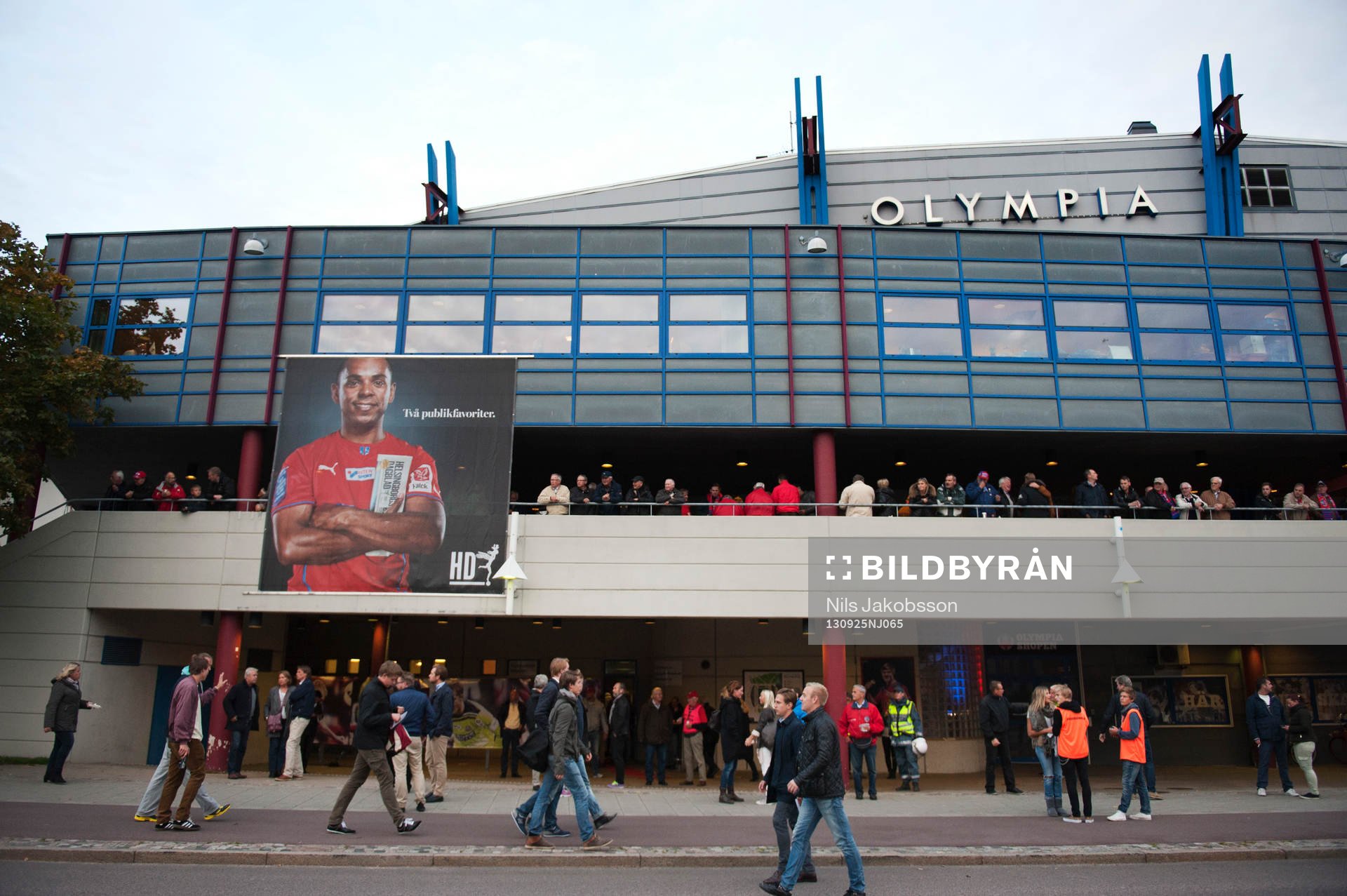 Folk utanför Olympia innan