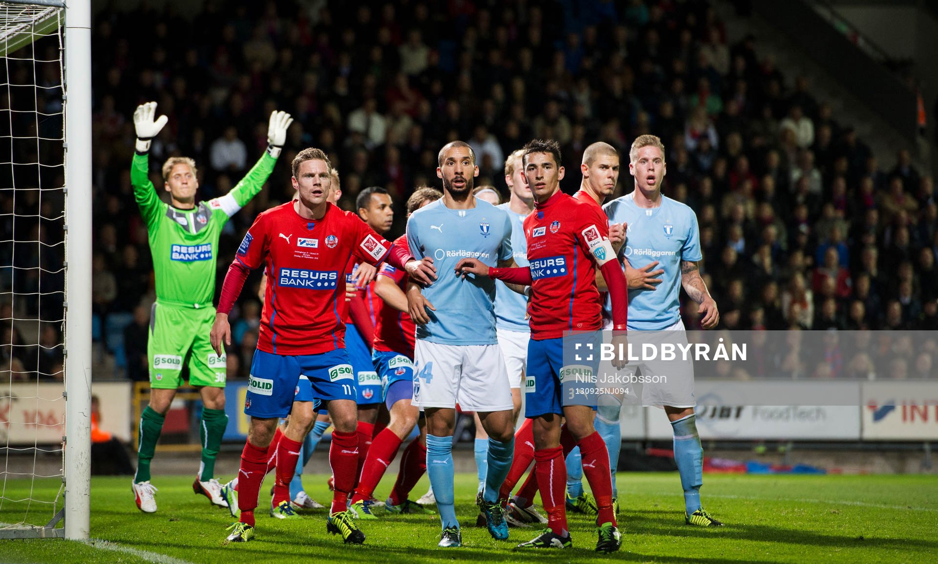 Helsingborgs Arnor Smarason och Loret Sadiku håller koll