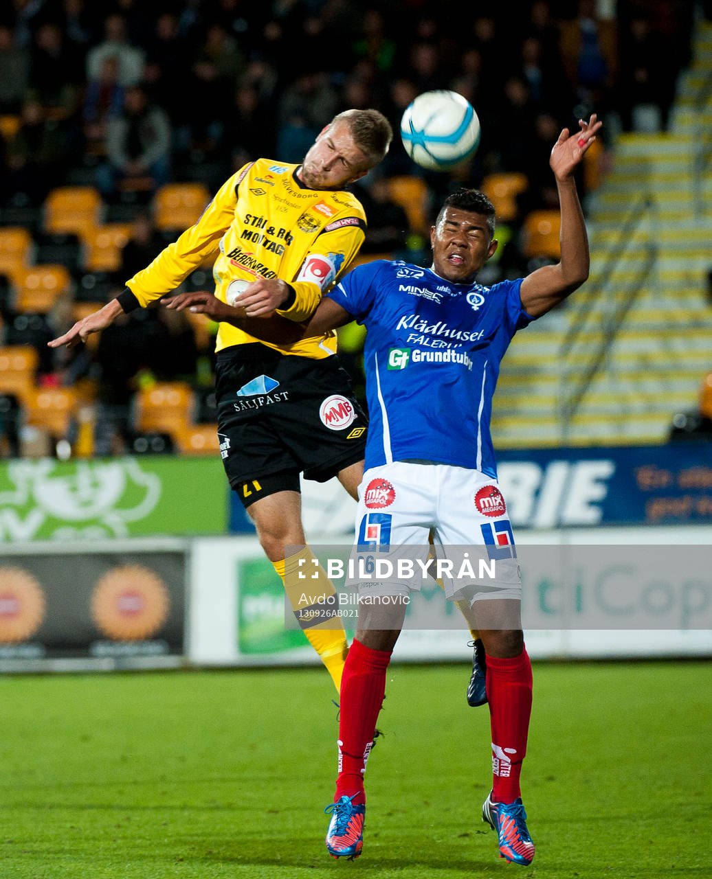 Åtvidabergs Rickardo Santos och Mjällbys Simon Nilsson under allsvenska matchen mellan Mjällby och åtvidaberg den 26 september 2013 i Mjällby