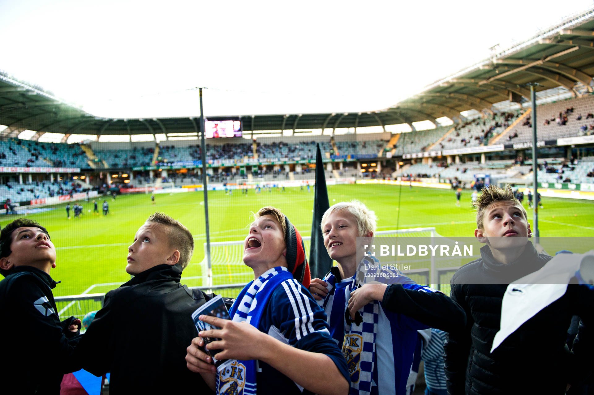 Unga supportrar laddar för matchen innan fotbollsmatchen i
