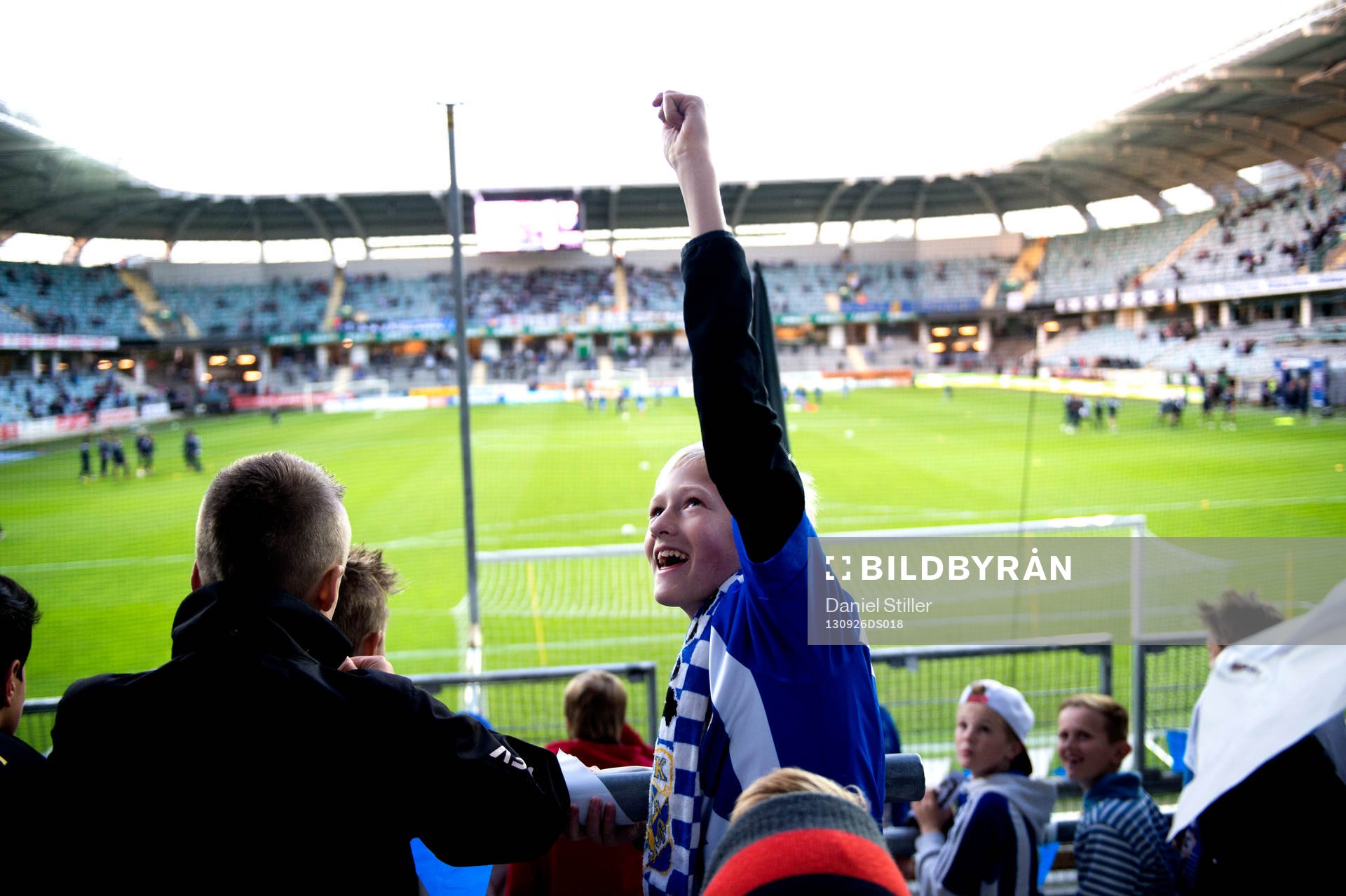 En ung supporter innan fotbollsmatchen i Allsvenskan mellan