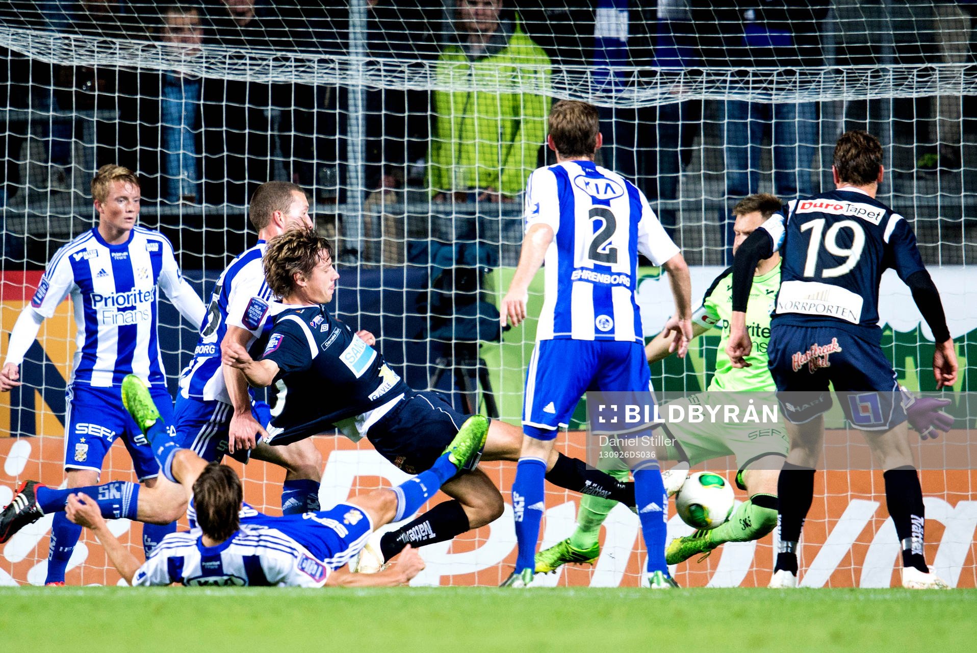 Gefles Jakob Orlov har en chans som IFK Göteborgs målvakt