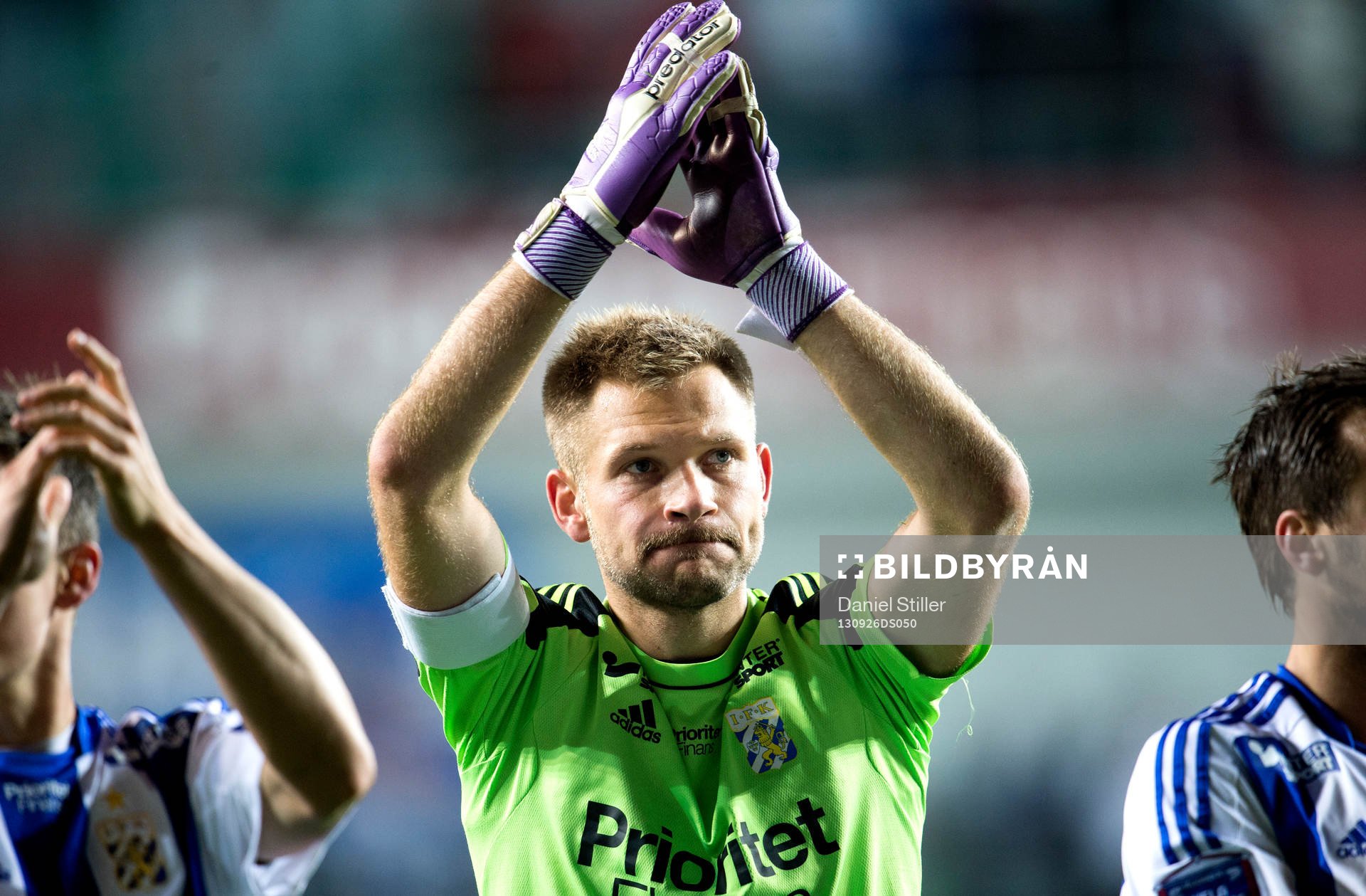 IFK Göteborgs målvakt John Alvbåge  tackar fansen