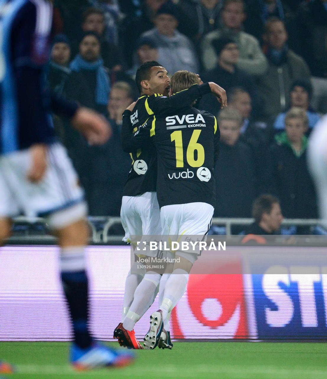 AIKs Nabil Bahoui och Martin Lorentzson jublar efter kvitteringen till 1-1 under fotbollsmatchen i Allsvenskan mellan Djurgården och AIK den 26 september 2013 i Stockholm.