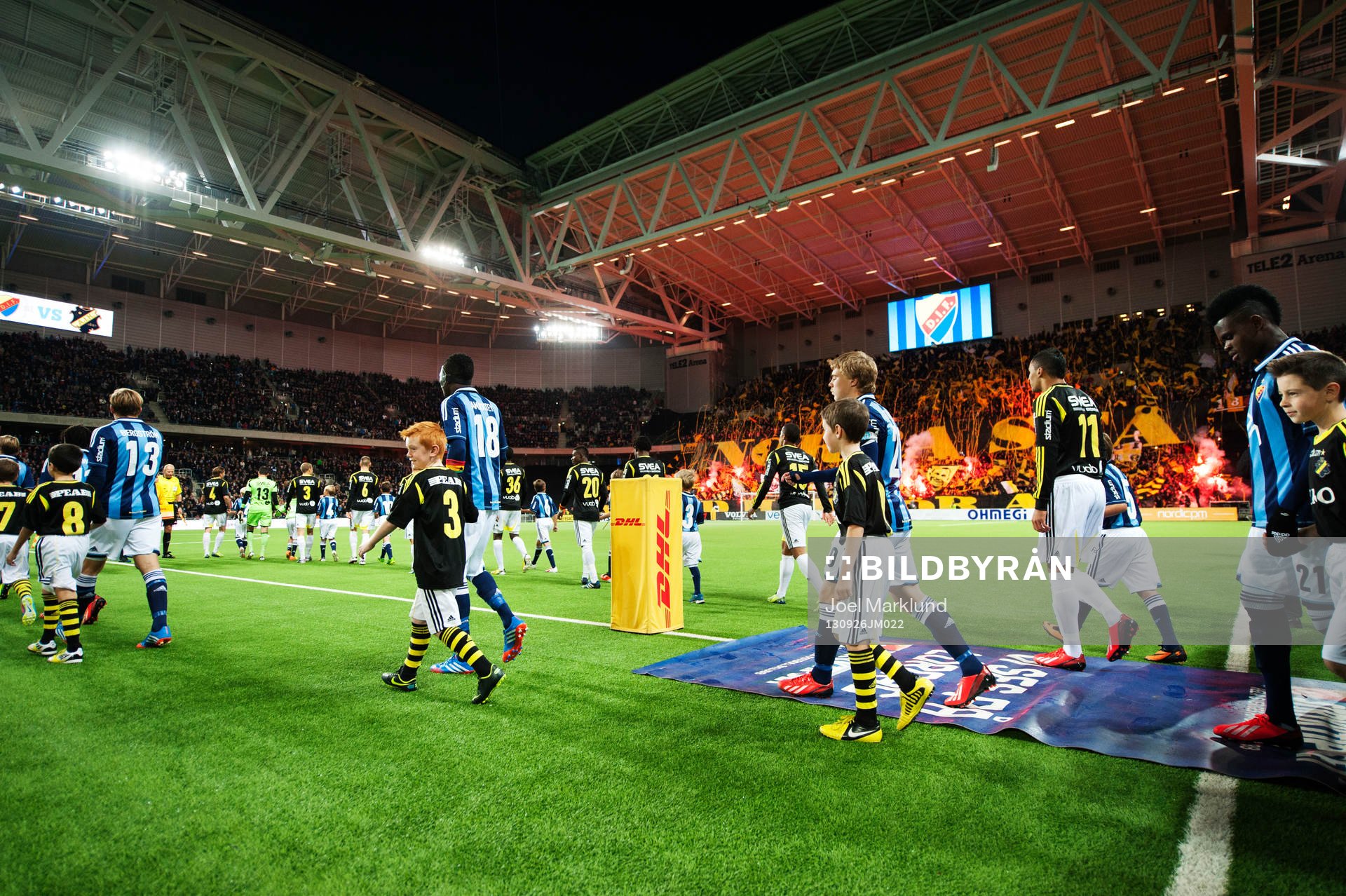 Lagen gör entré till fotbollsmatchen i Allsvenskan mellan