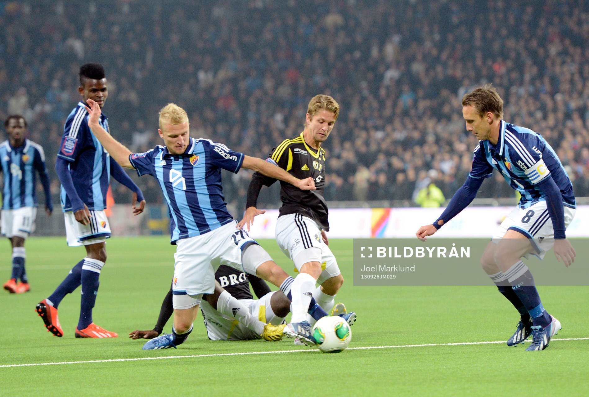 Djurgårdens Vytautas Andriuskevicius och AIKs Martin Lorentzson under fotbollsmatchen i Allsvenskan mellan Djurgården och AIK den 26 september 2013 i Stockholm.
