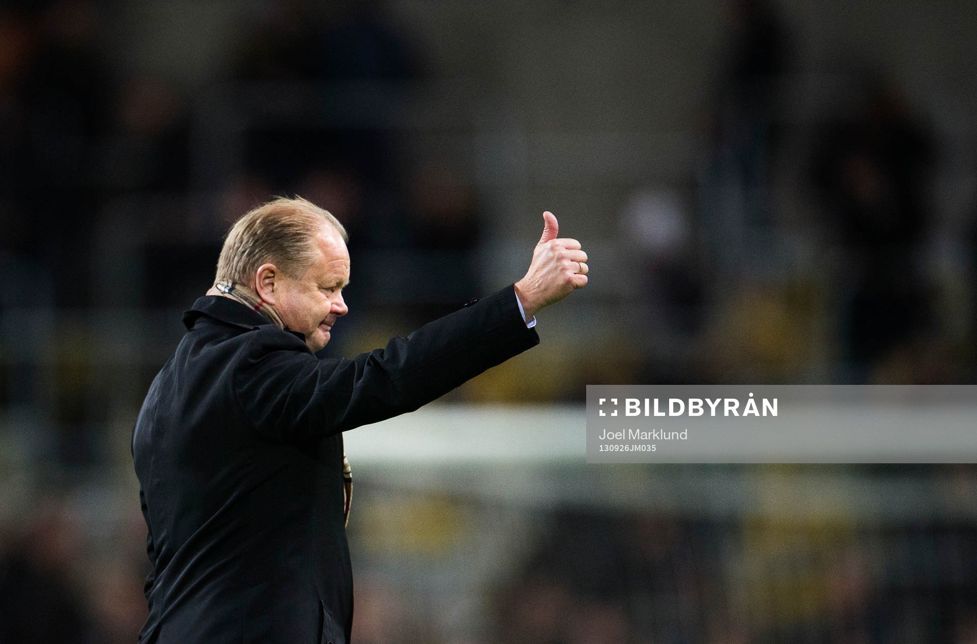 Djurgårdens tränare Per-Mathias Högmo gör tummen upp efter fotbollsmatchen i Allsvenskan mellan Djurgården och AIK den 26 september 2013 i Stockholm.