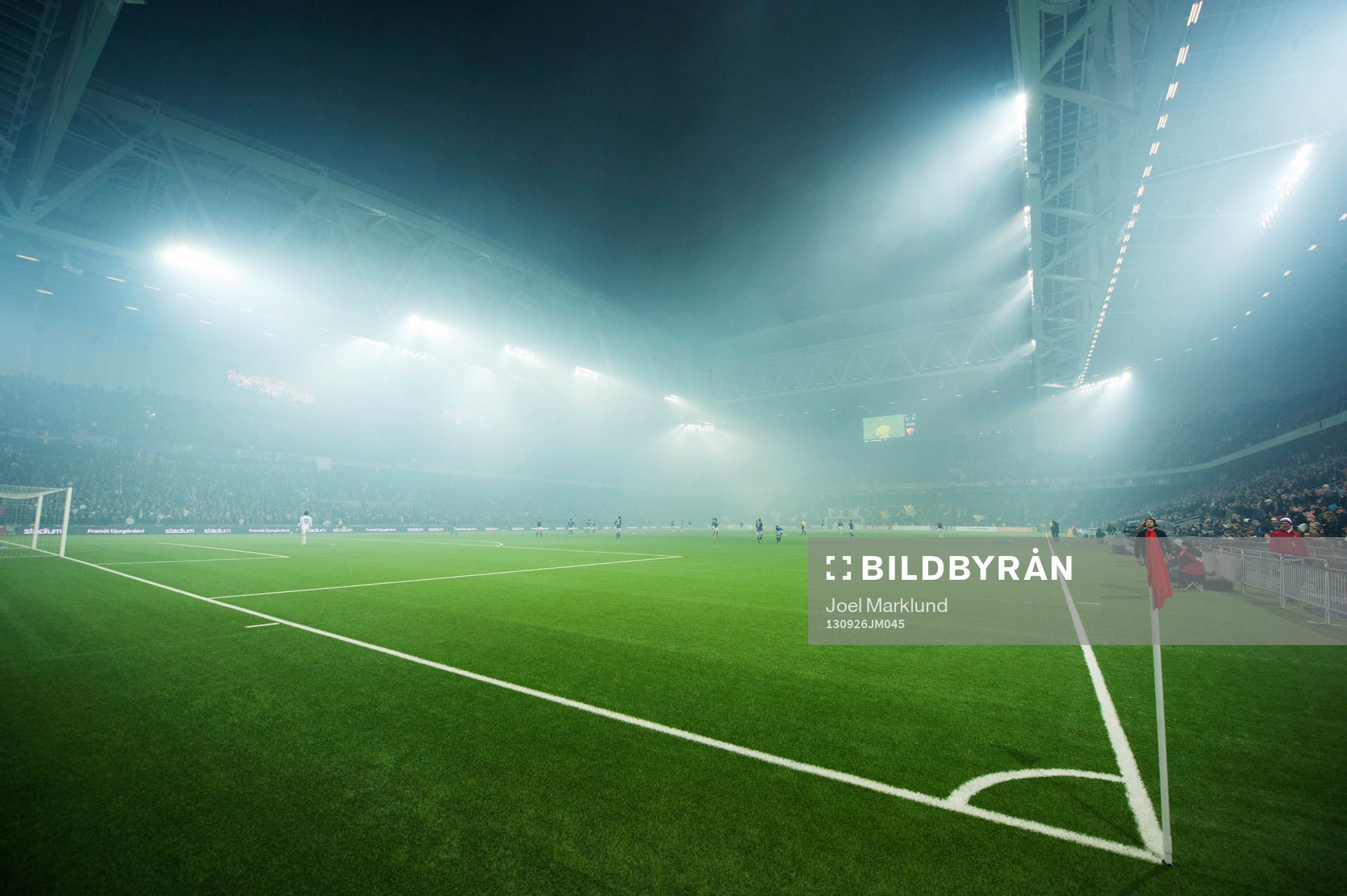 Ett rökfyllt Tele2 Arena innan fotbollsmatchen i