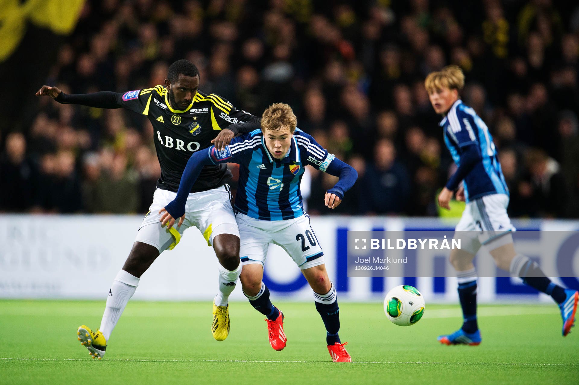 s Henok Goitom i en duell  med Djurgårdens Simon Tibbling