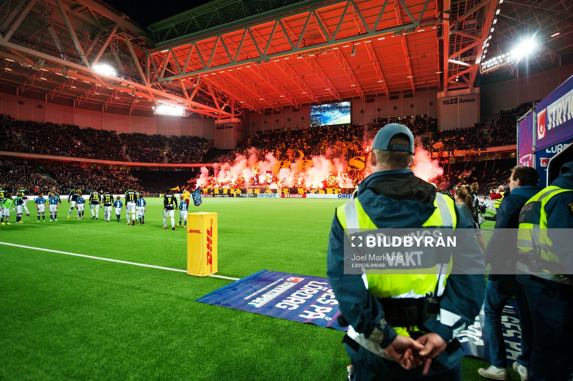 s klack eldar bengaler när lagen gjort entré till