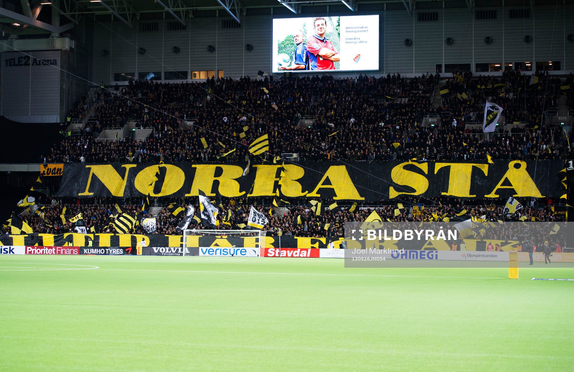 s klack med banderollen Norra stå
