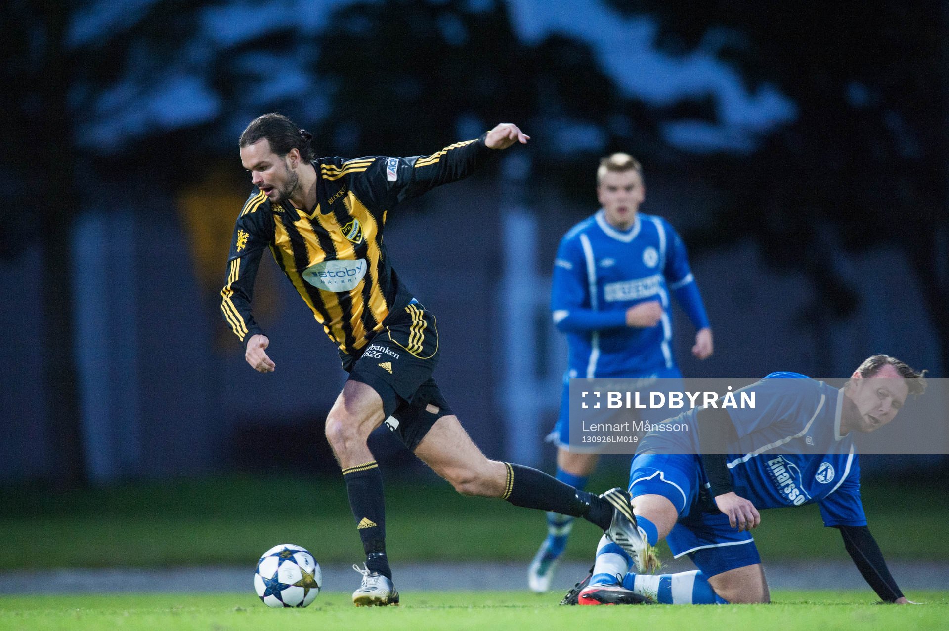 Filip Thurn, IFK Hässleholm, vänder bort två motståndare