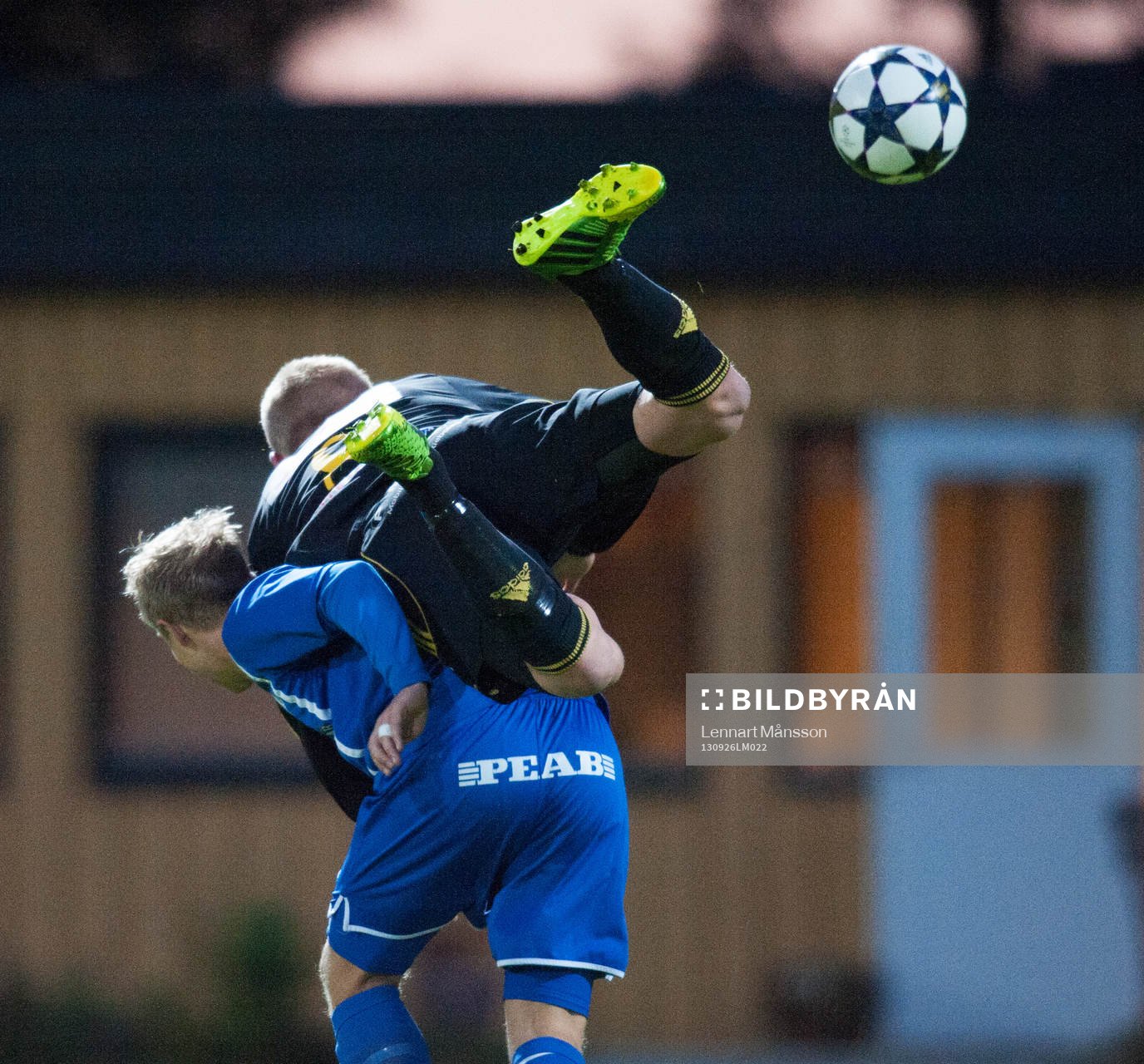 Tackling, Linus Svensson, IFK Hässleholm, åker på en
