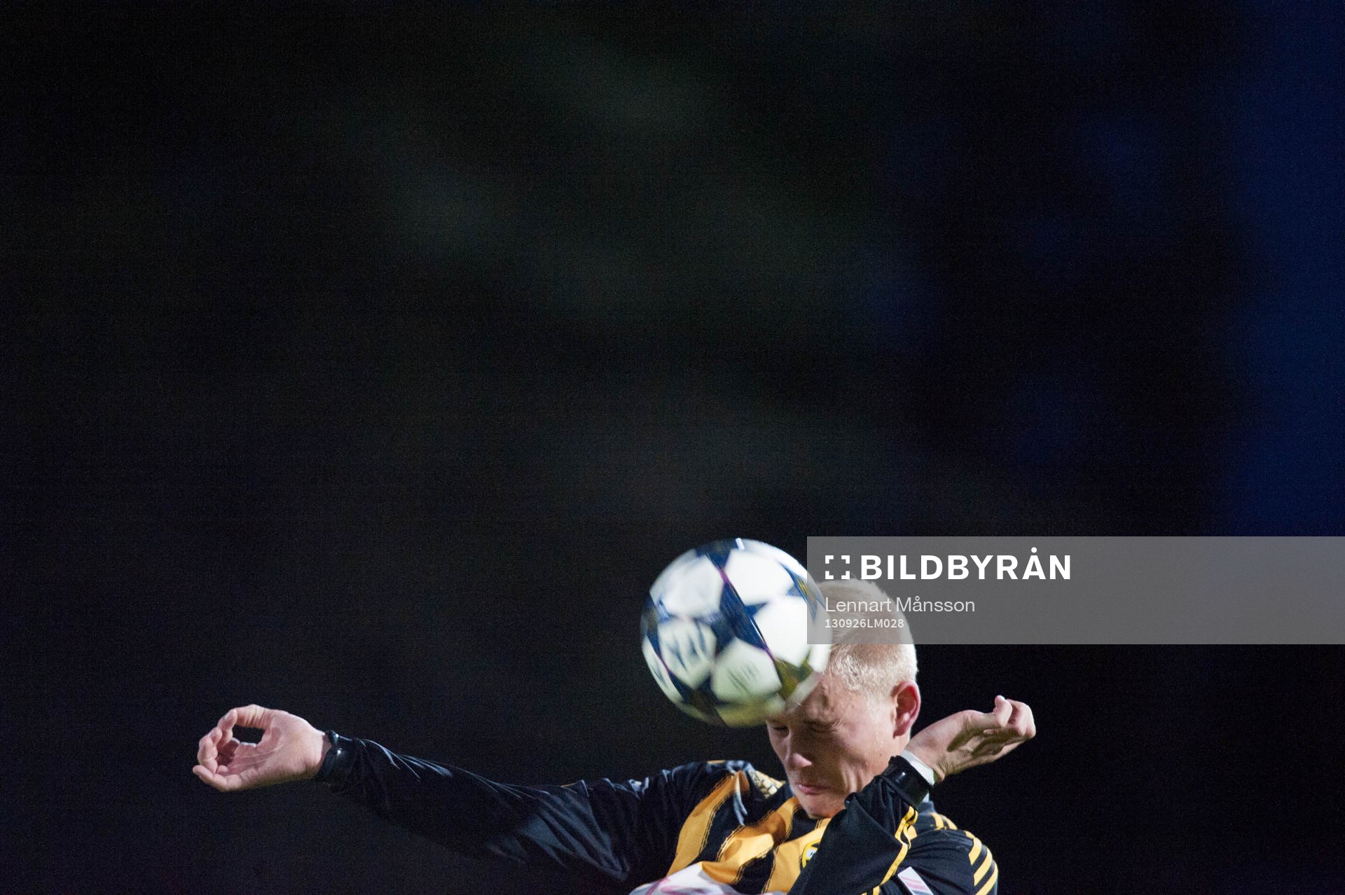 Fotboll, division 3, IFK Hässleholm - Älmhult: Linus Svensson, IFK Hässleholm, nickar i elljuset på Österås