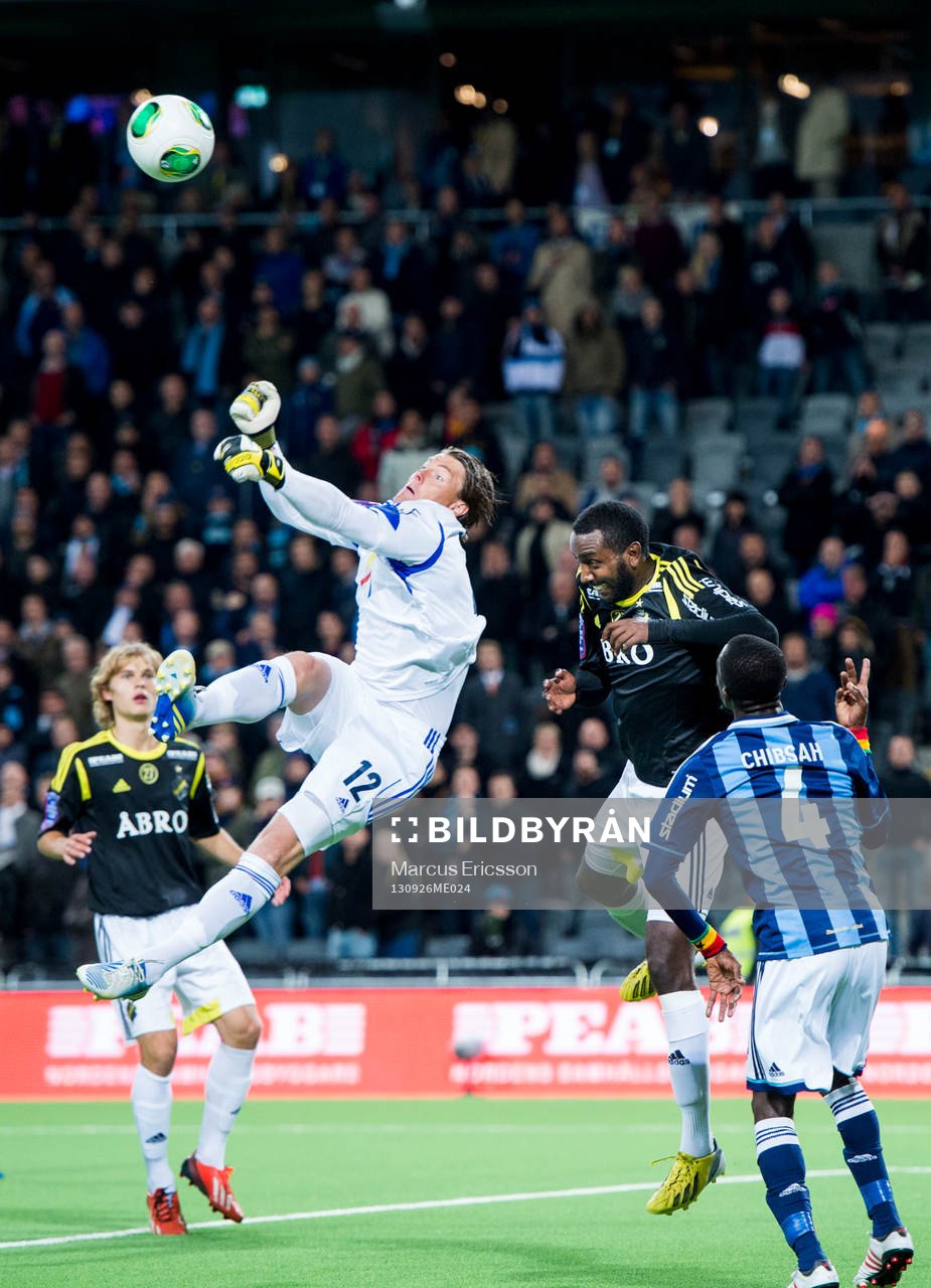 Djurgårdens målvakt Kenneth Høie boxar undan bollen för AIKs Henok Goitom i slutsekunderna på fotbollsmatchen i Allsvenskan mellan Djurgården och AIK den 26 september 2013 i Stockholm.