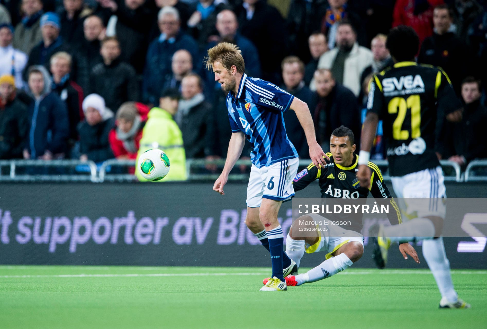 Djurgårdens Peter Nymann Mikkelsen tar hand om bollen