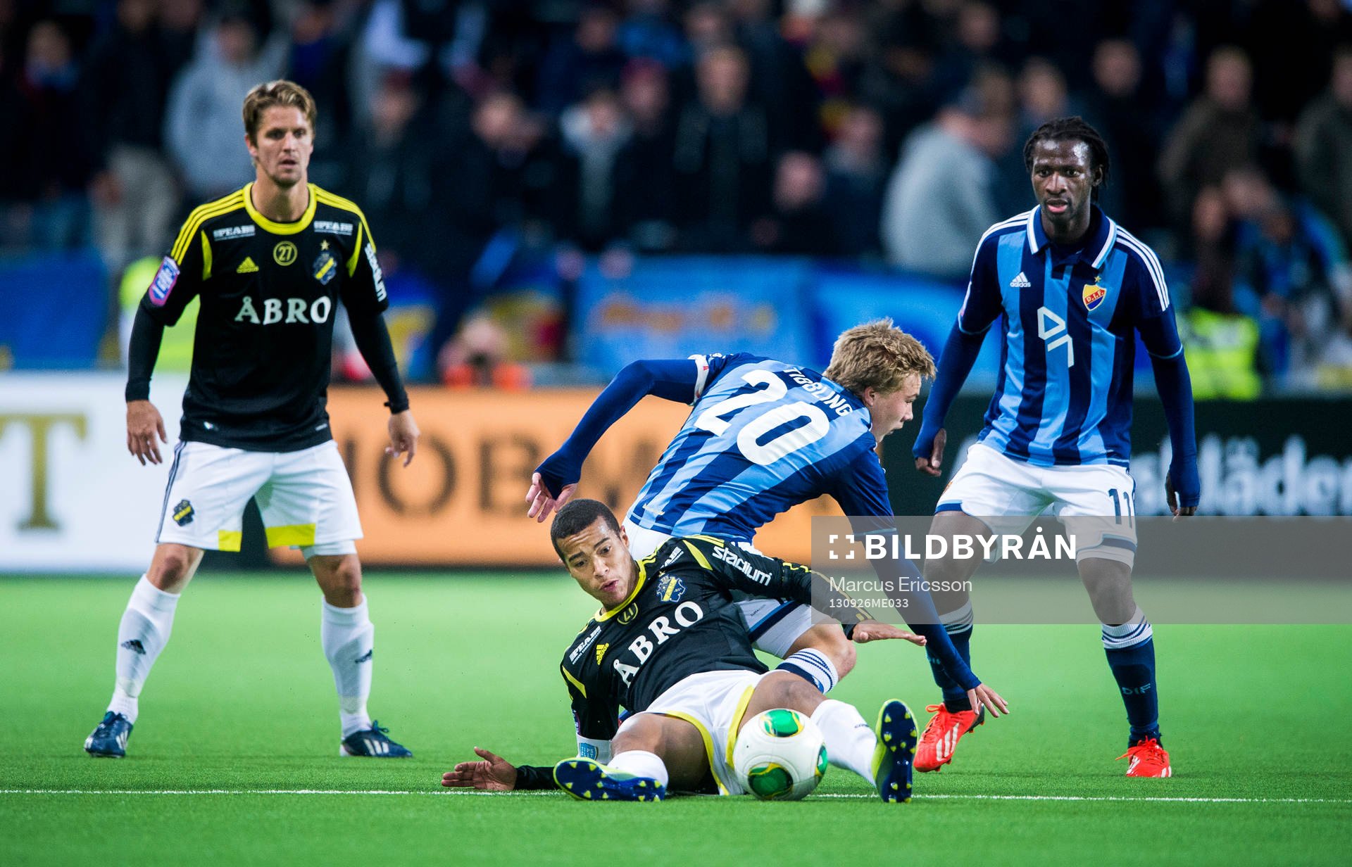 AIKs Robin Quaison blir neddragen av Djurgårdens Simon