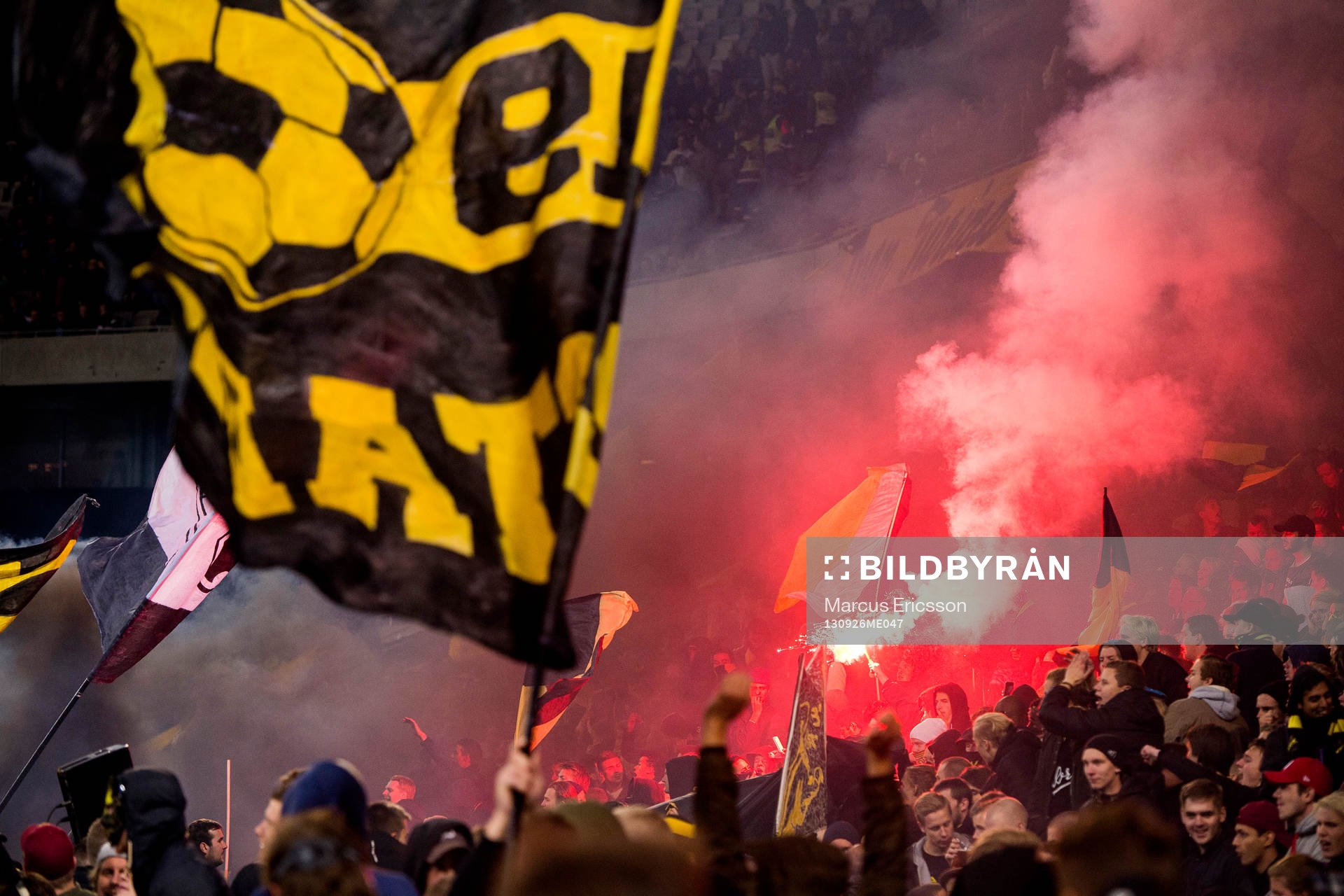 AIKs supportrar bränner bengaler