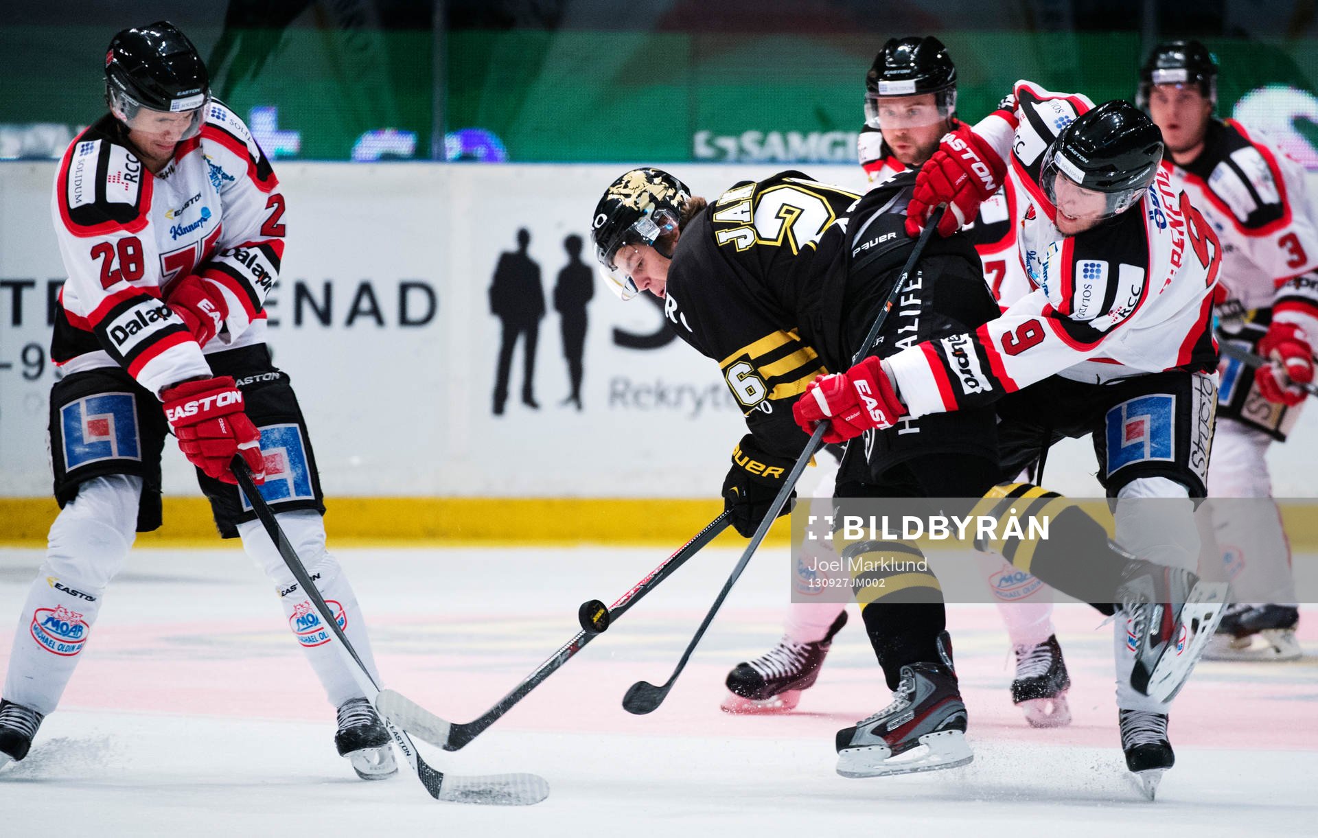 Örebros Tim Wallace och Justin DiBenedetto i kamp om
