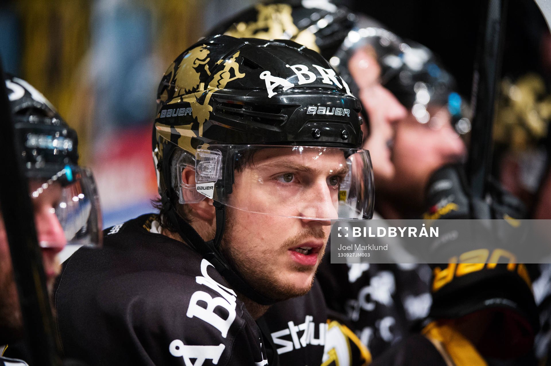 s Brett Carson på bänken