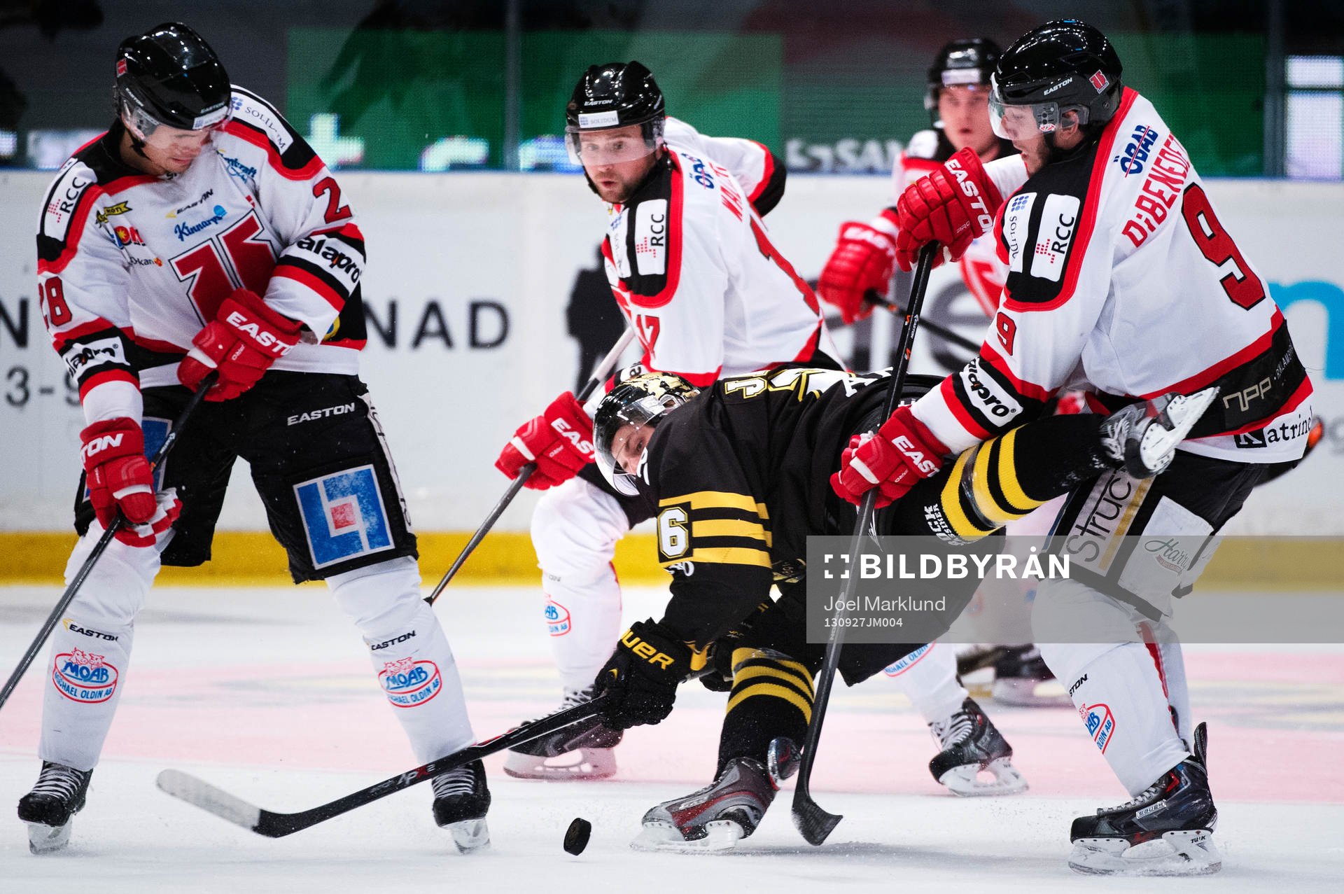 Örebros Tim Wallace och Justin DiBenedetto i kamp om