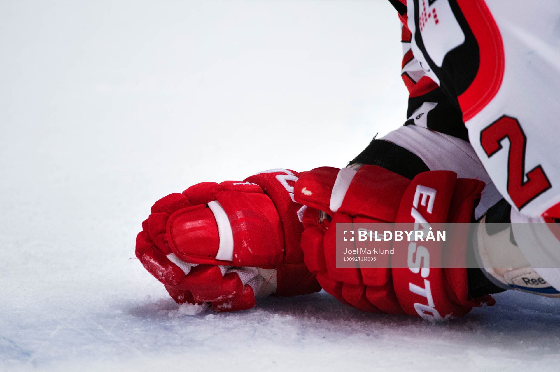 Ishockeyhandskar på isen