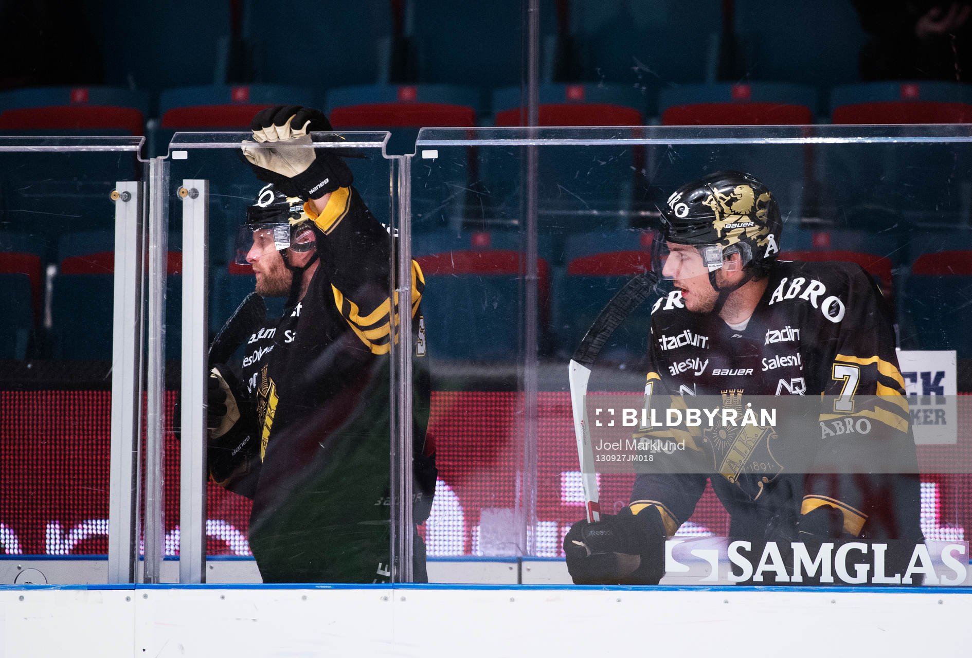 s Fredrik Svensson och Brett Carson i utvisningsbåset