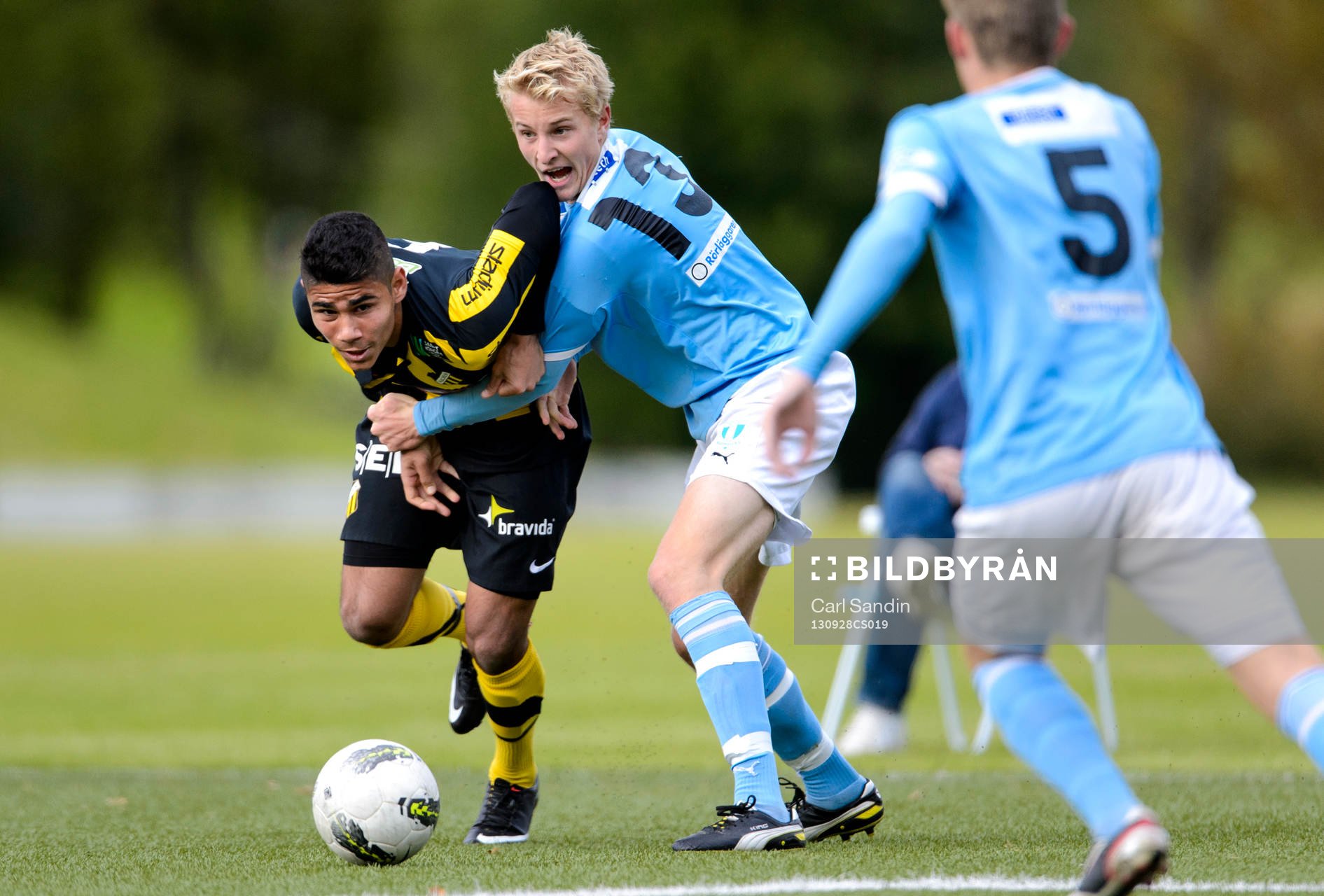 Häckens Hosam Aiesh hålls fast av Franz Brorsson