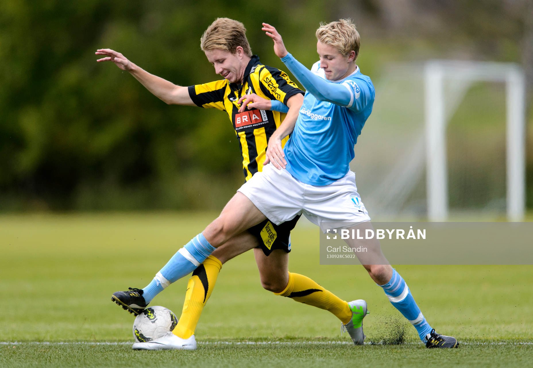 Häckens Samuel Gustafson i närkamp med Malmös Franz Brorsson under fotbollsmatchen i U19-allsvenskan södra mellan Häcken och Malmö FF den 28 september 2013 i Göteborg.