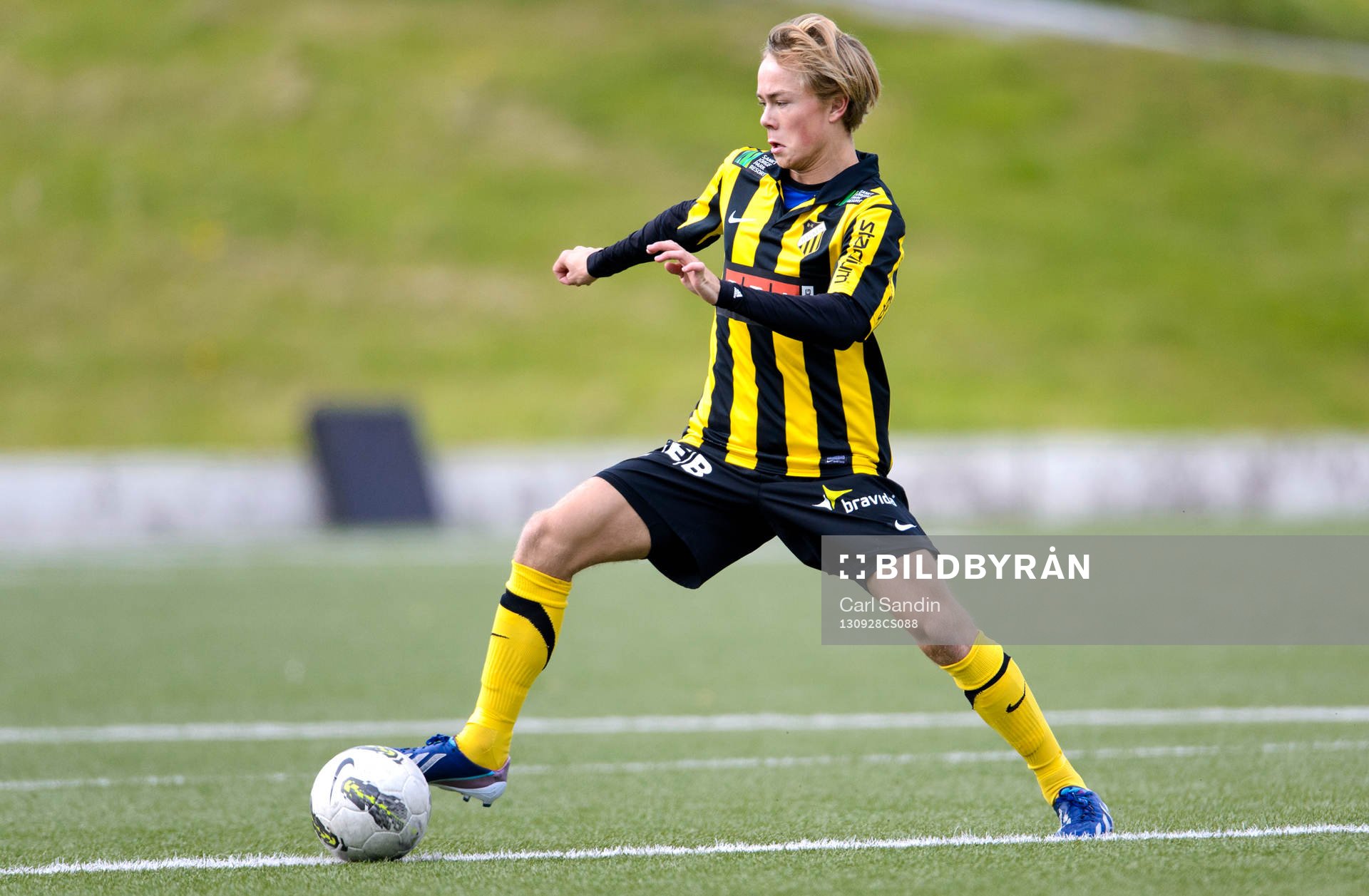 Häckens Adam Andersson med bollen