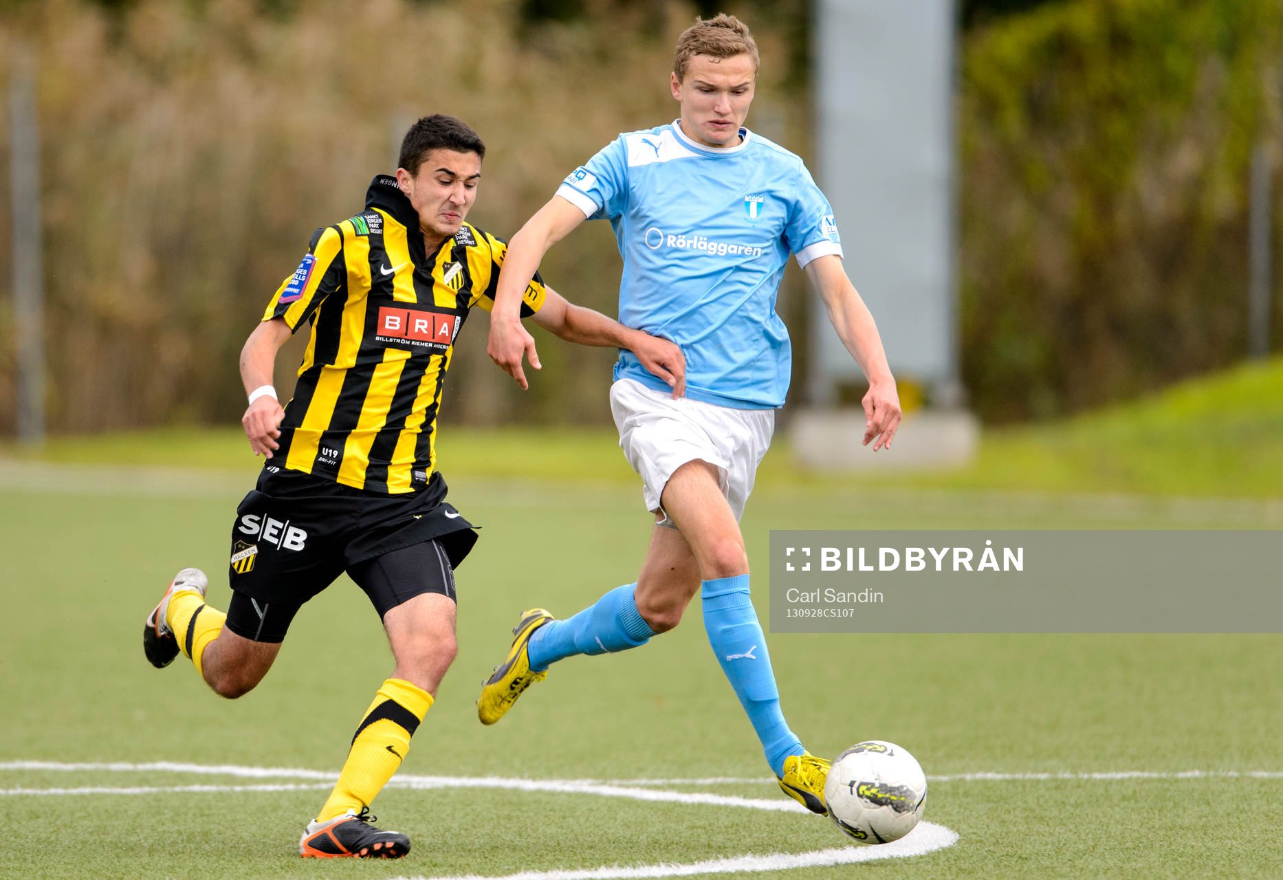 Kamp om bollen mellan Häckens Eduard Zuta och Malmös Piotr Johansson under fotbollsmatchen i U19-allsvenskan södra mellan Häcken och Malmö FF den 28 september 2013 i Göteborg.