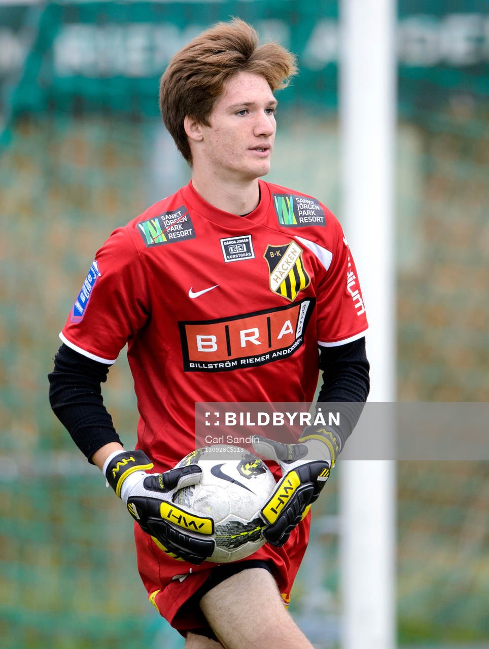 Häckens målvakt Teodor Söderberg med bollen