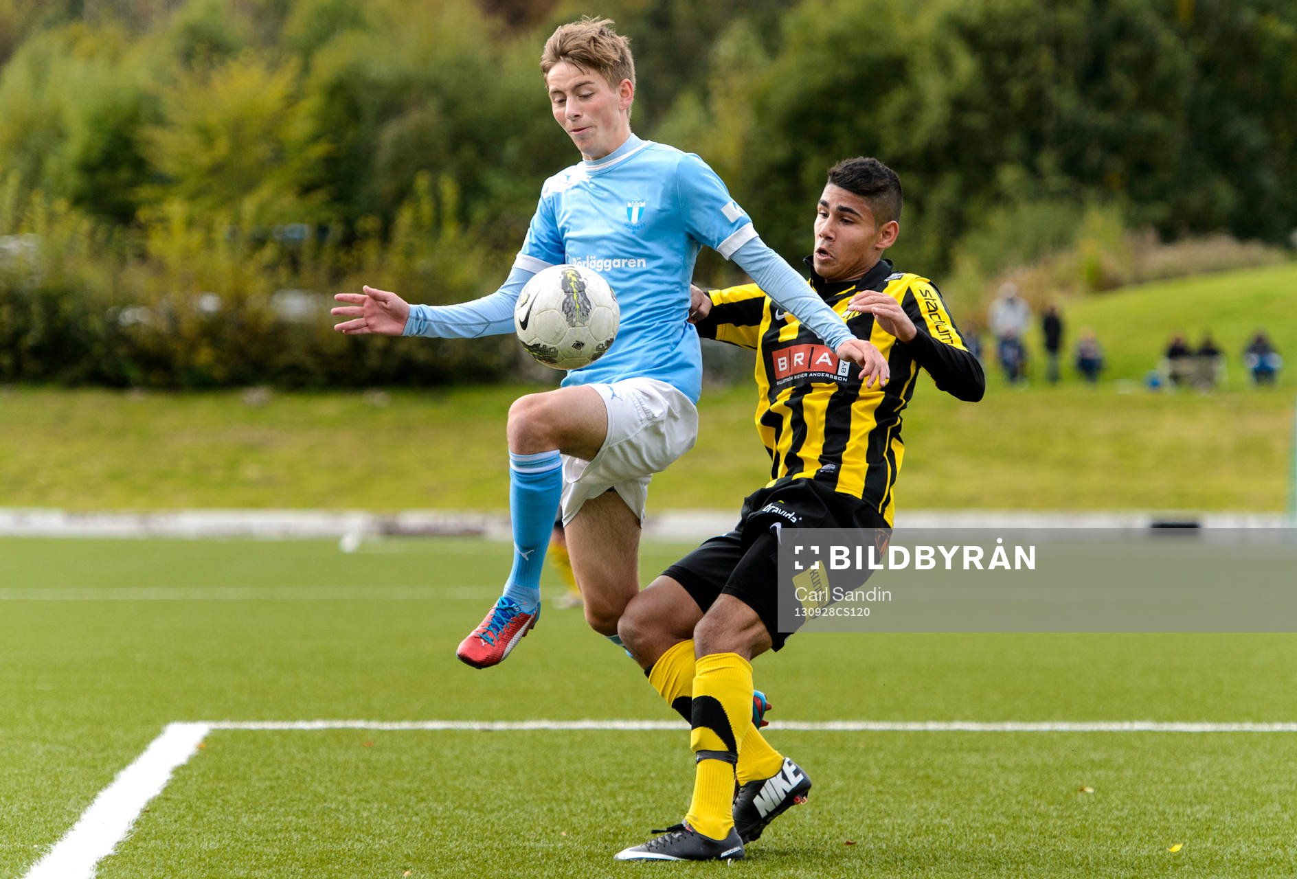 Kamp om bollen mellan Malmös Petar Petrovic och Häckens