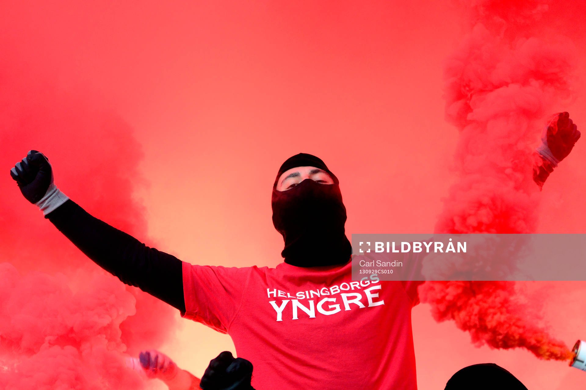 En Helsingborgssupporter syns i ett hav av röd rök