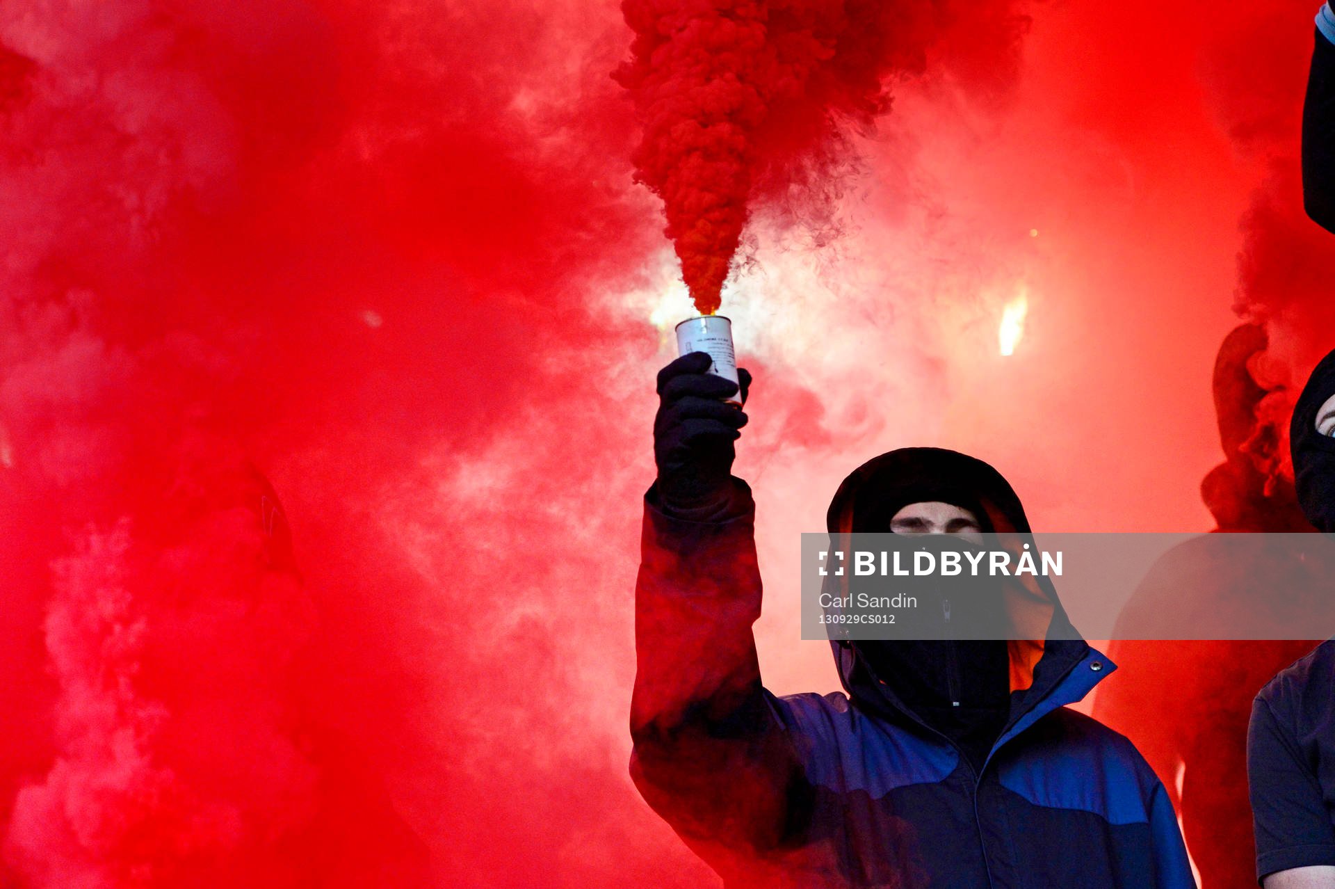 En maskerad Helsingborgssupporter med en bengal